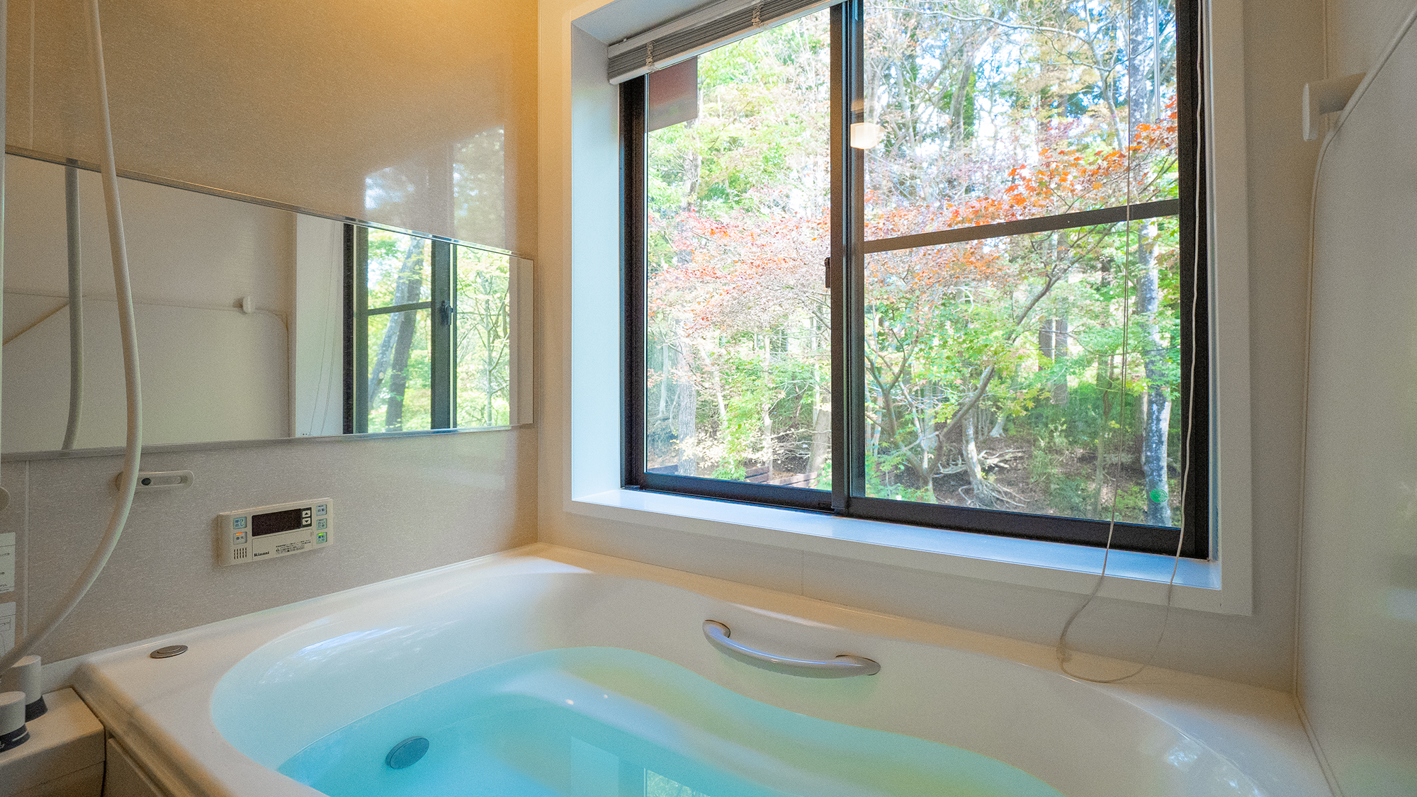 【バスルーム】窓からの景色も楽しみながら。