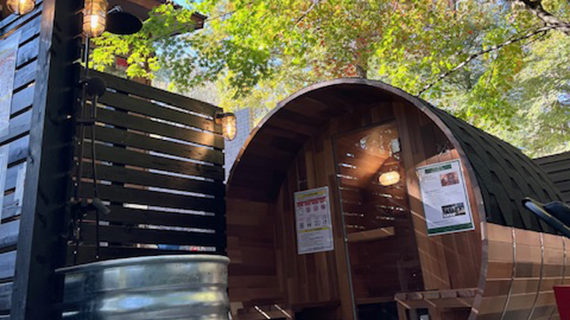 【サウナ】秋は紅葉を眺めながら癒しの時間をおすごしいただけます。