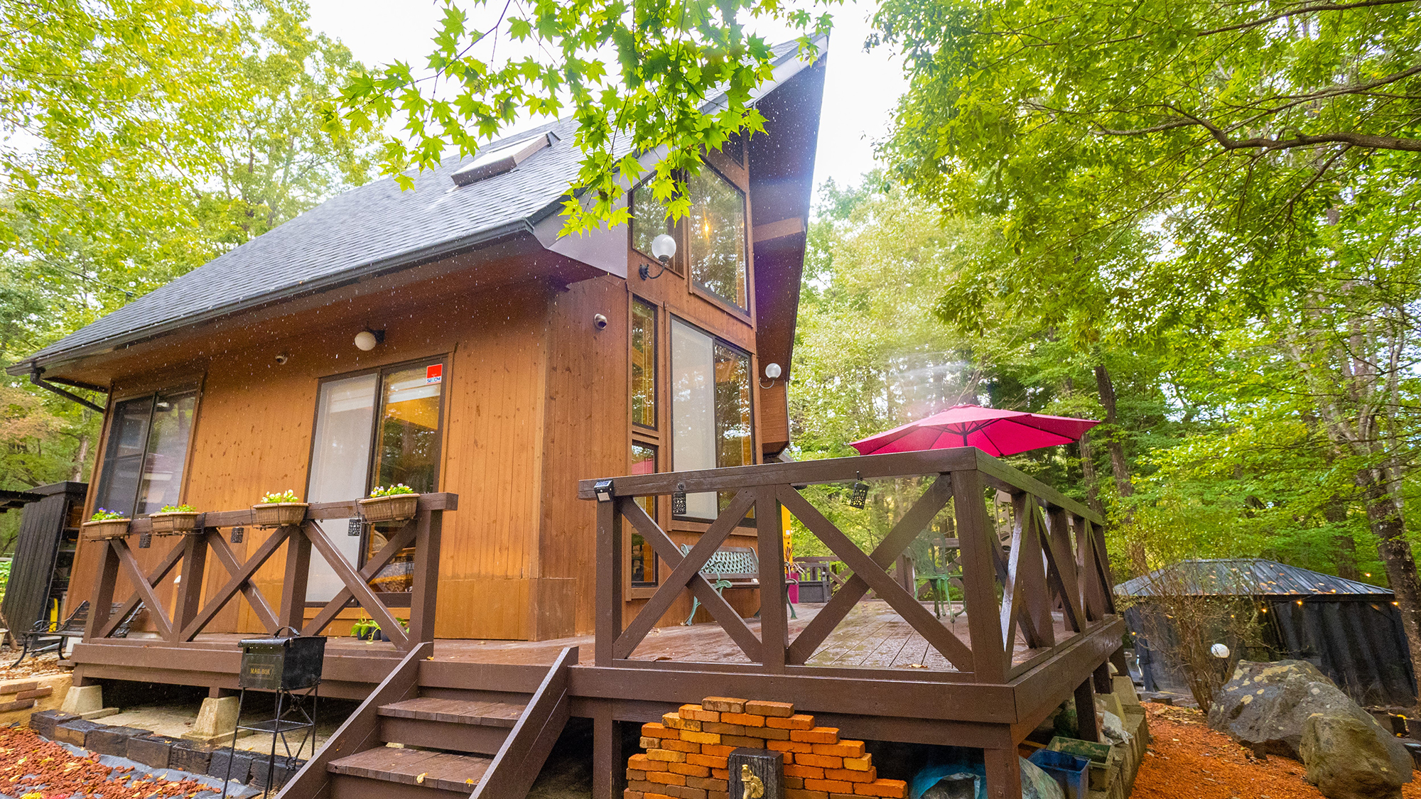 【外観】新緑の別荘と手作りレンガ水栓