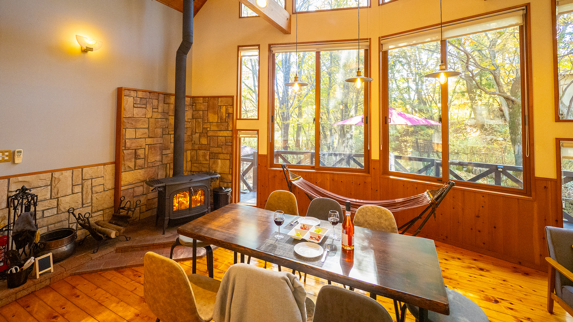 【リビング】冬でも薪ストーブでぽかぽかに。