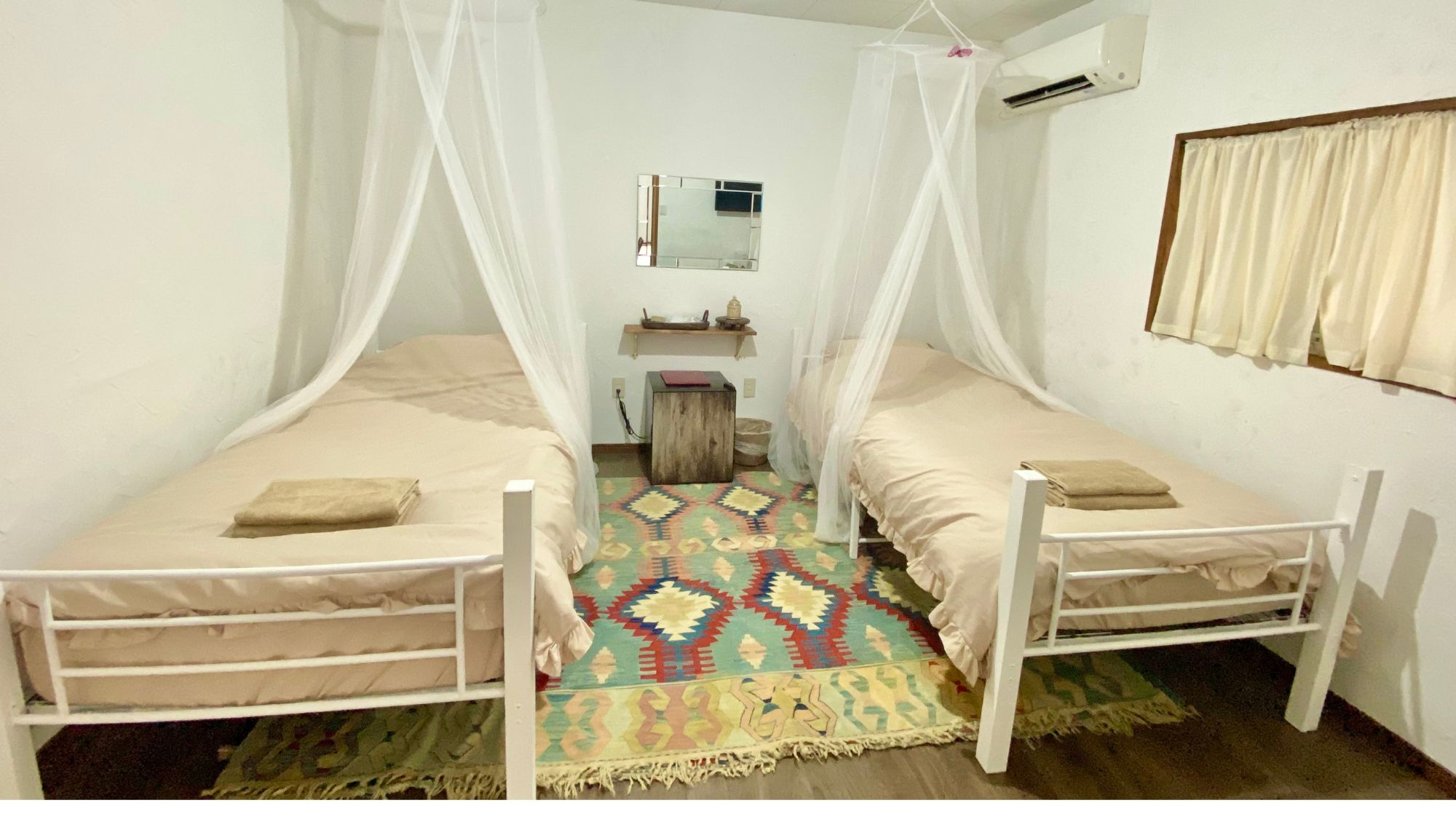 お部屋は全て禁煙ツインルームとなります。 冷蔵庫、TV、ドライヤー、タオル、アメニティー、ウォーターサーバーをご用意しております。