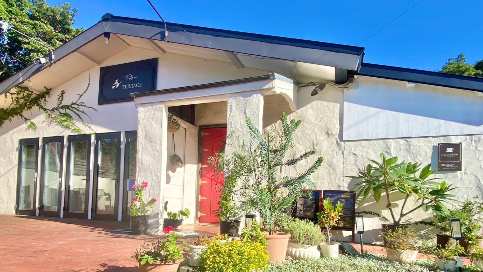 チェックインカウンターとディナー、朝食をご用意する隣接のカフェです。自慢の手作り焼き菓子と地元の食材を使ったディナーやランチをお楽しみください。