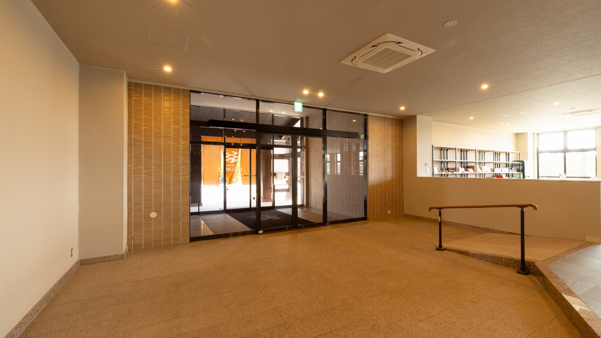 【エントランス】「人」「文化」「歴史」それぞれ土地に根差したおもてなしでお出迎えいたします。