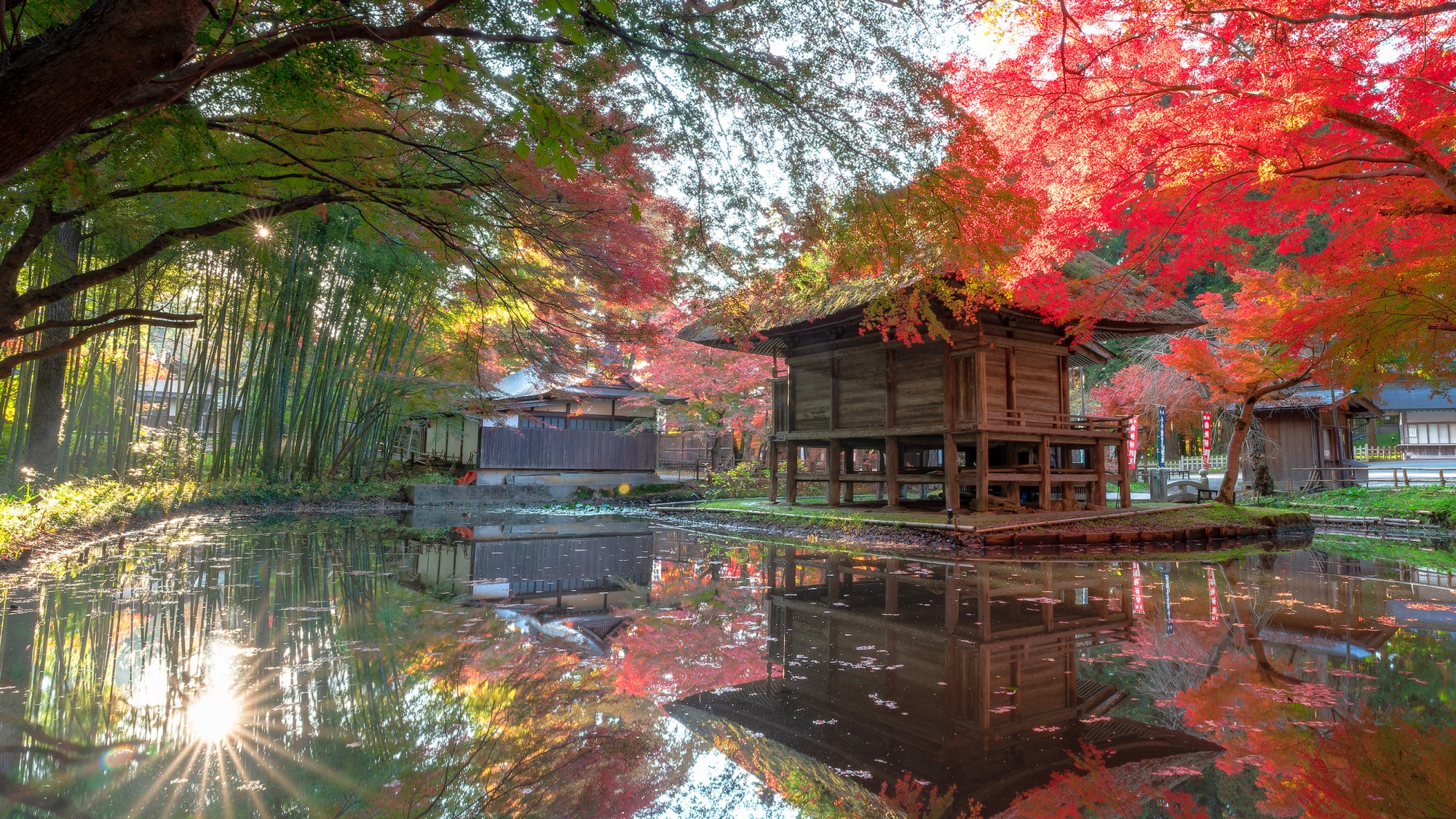 【周辺観光】「中尊寺 弁財天堂」紅葉が周囲を囲む池に映り込んだ風景は、えも言われぬ美しさです。