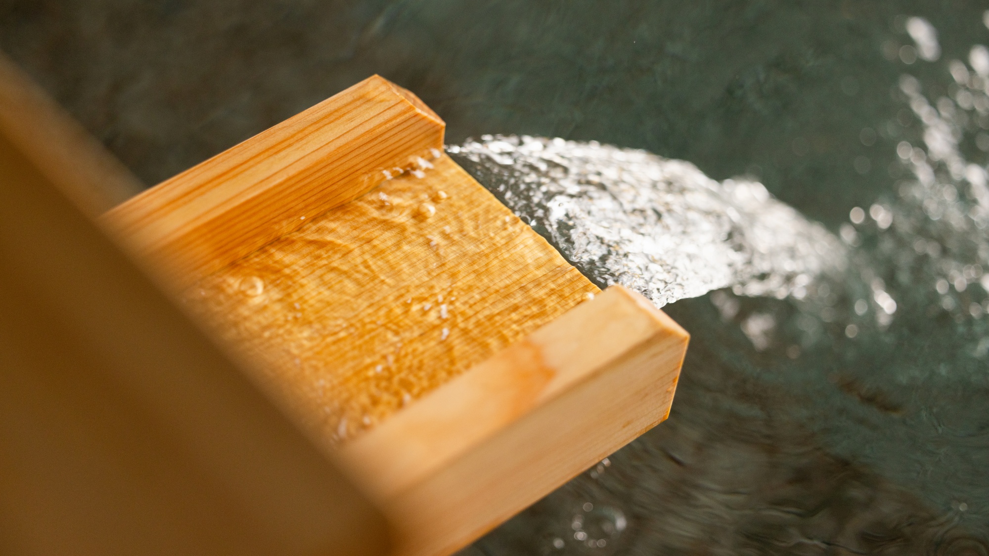 【温泉大浴場】心身を癒す天然温泉。お肌にやさしく小さなお子様でもご利用いただけます。