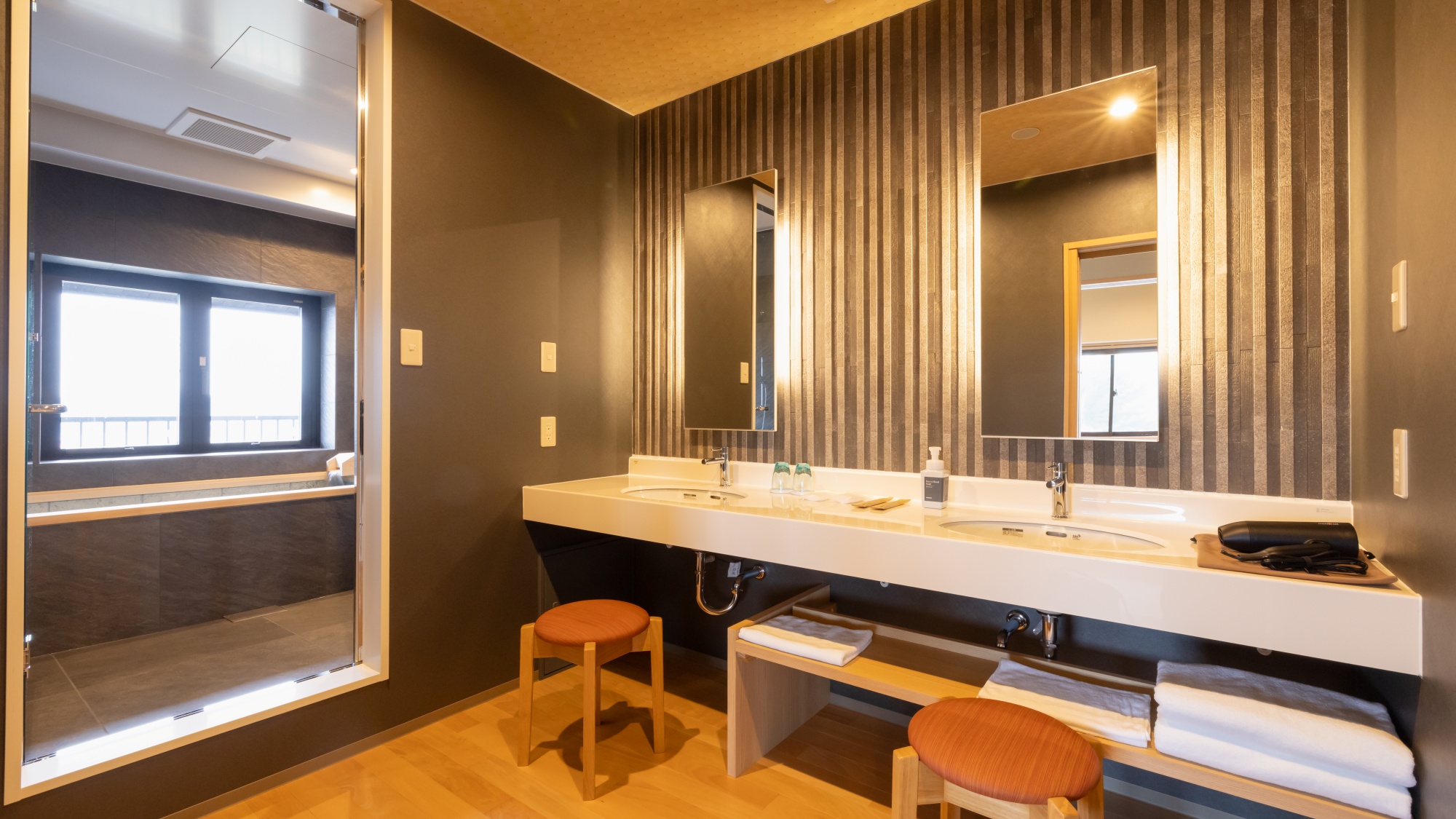 【スイートルーム】慌ただしい朝の時間に嬉しい、複数名でご利用可能なダブルベーシンを採用。