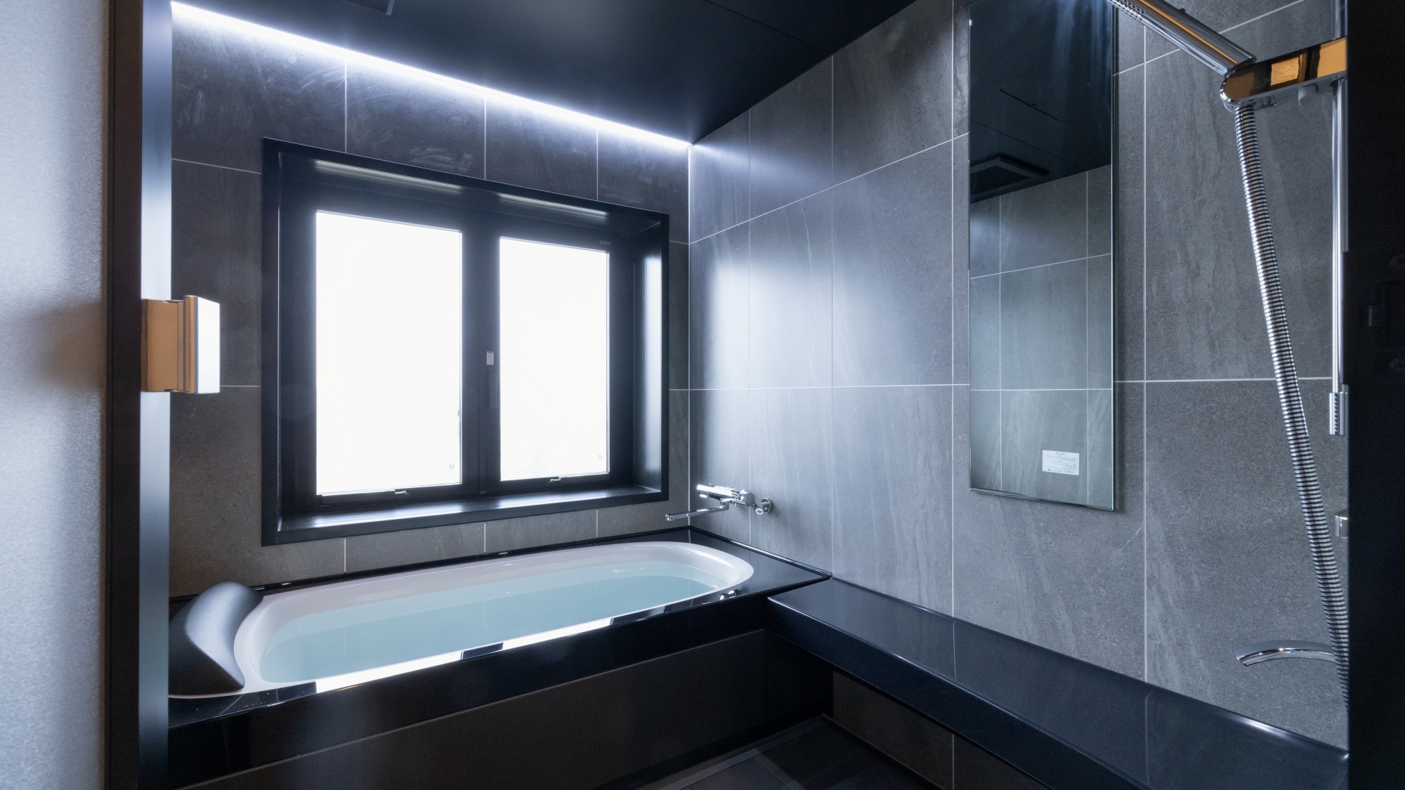 【スーペリアツイン】心身を癒す温泉をお部屋でも。窓を開閉して半露天風呂仕様でもお楽しみください。