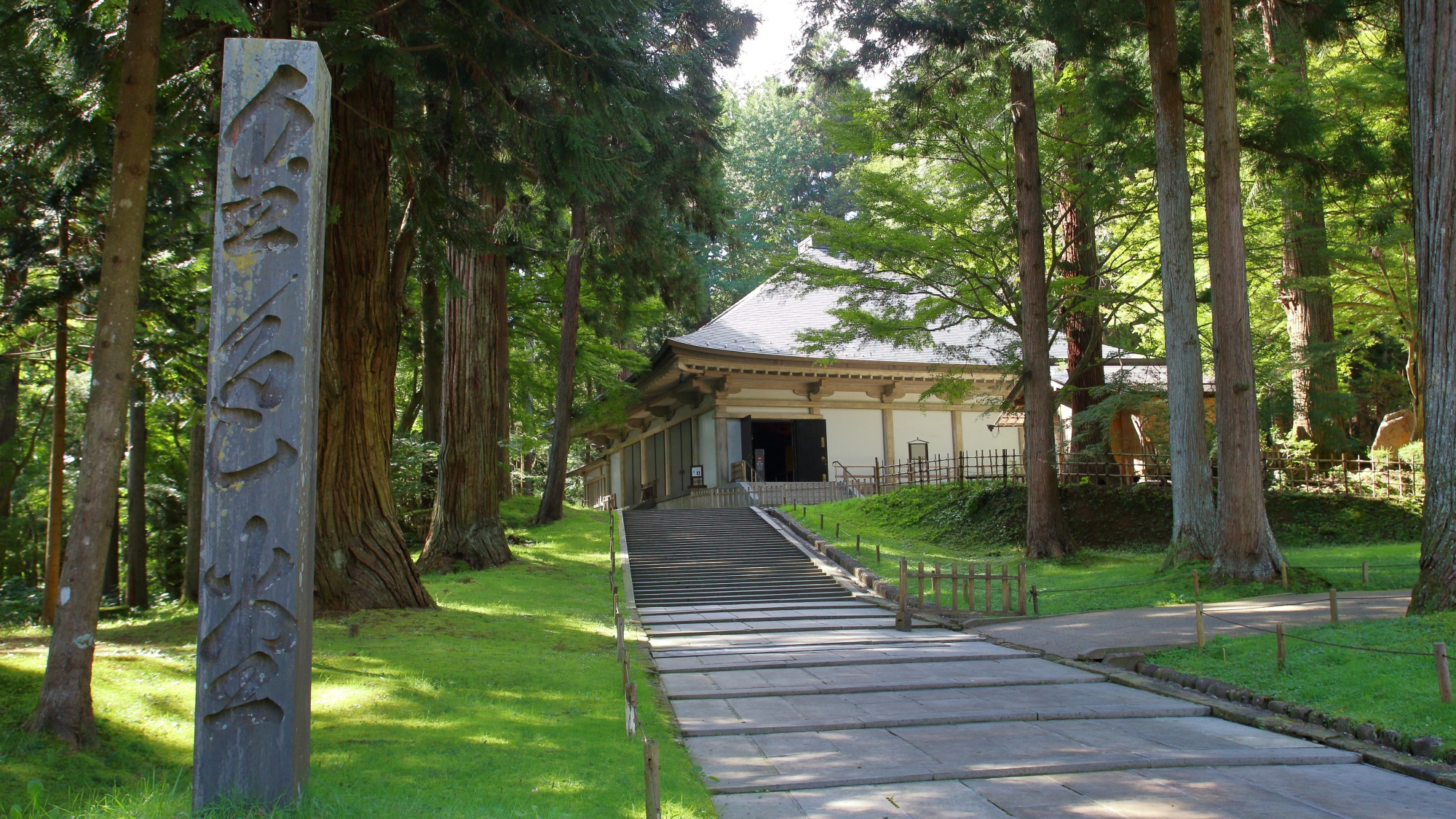 【周辺観光】「中尊寺 金色堂」世界遺産・平泉の栄華を今尚感じさせる風格があります。