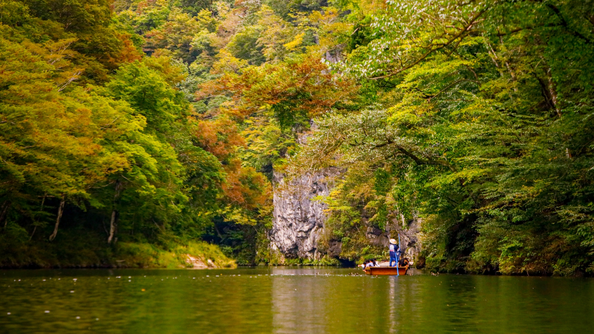 【周辺観光】「猊鼻渓」紅葉の見頃は、例年10月下旬～11月上旬です。