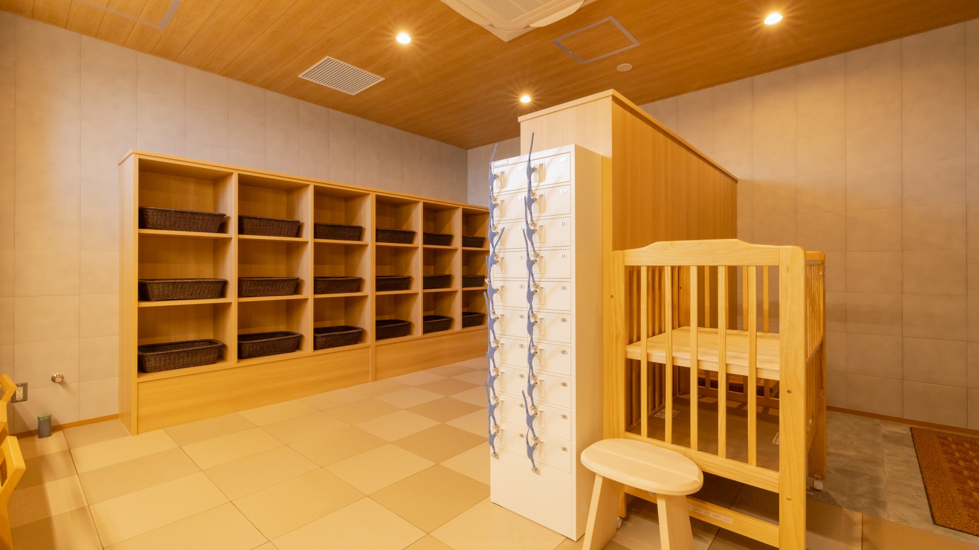 【温泉大浴場】小さなお子様連れでも安心できるベビーベッドも備えております。