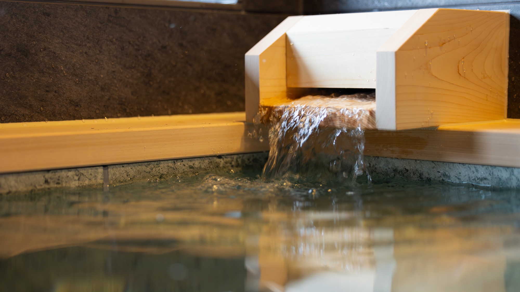 【スイートルーム】当館最上級、平泉町を望む大窓を備えた開放感ある最上階客室。