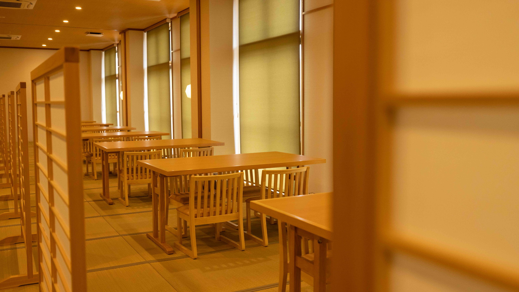 【ダイニング】お食事をより楽しんでいただけるように畳敷きの会食場もございます。