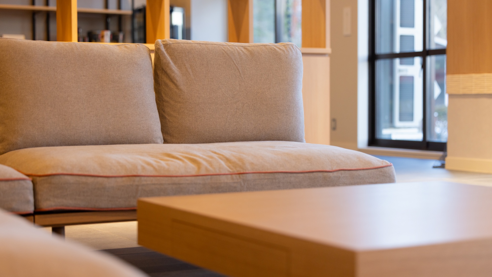 【ロビーラウンジ】目の前には中尊寺のある関山の自然豊かな丘陵地が望め、四季折々の景色を望めます。