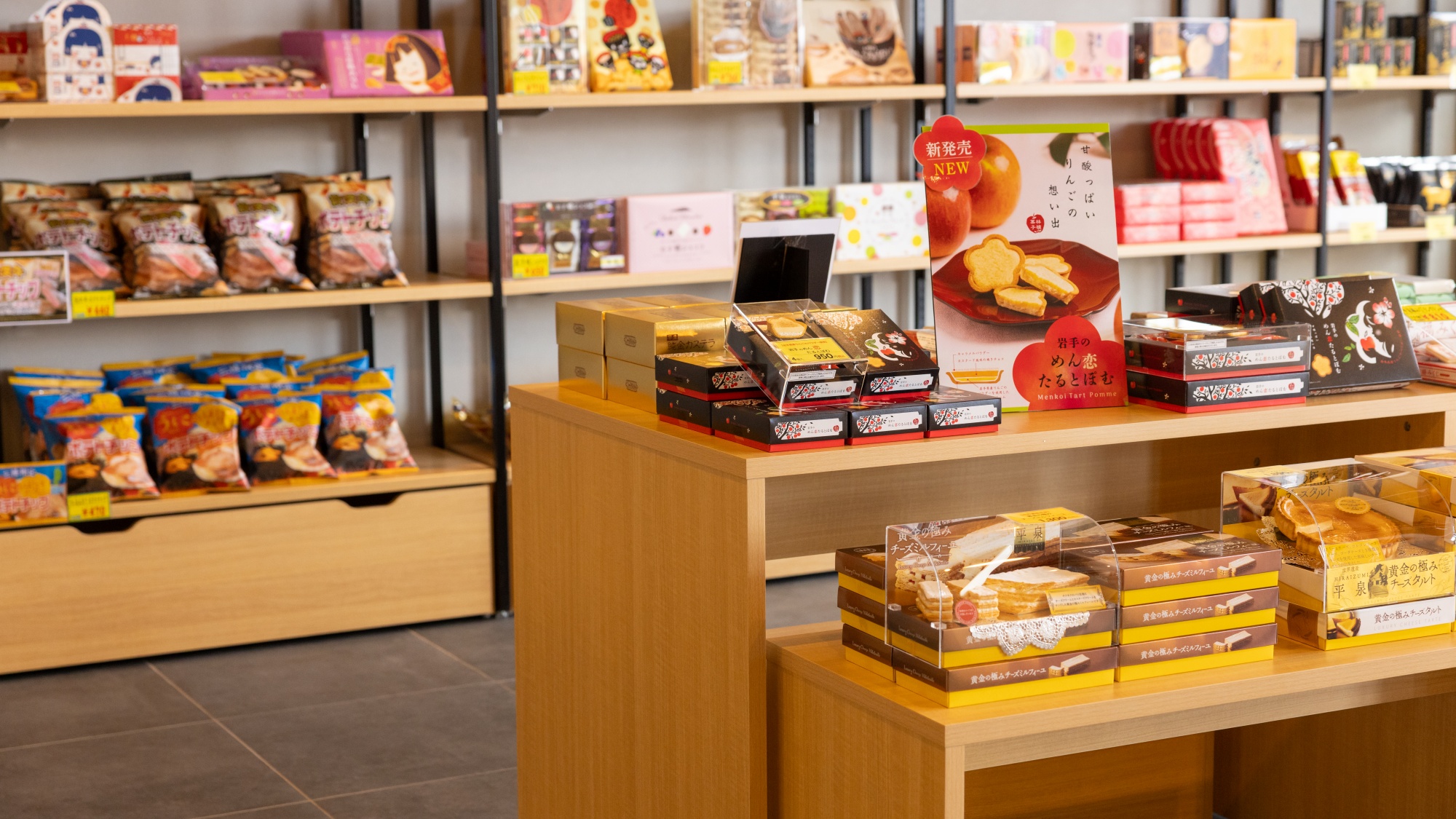 【売店】岩手県のご当地土産、新商品まで幅広くご用意しております。