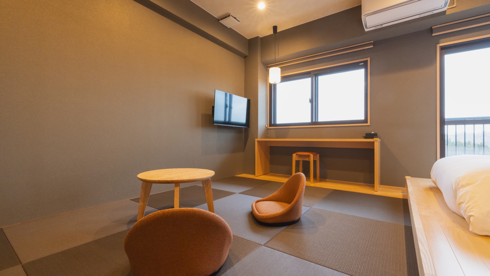 【モダンツイン】土地の木材を使用した温かみある空間で皆さまをお出迎え。