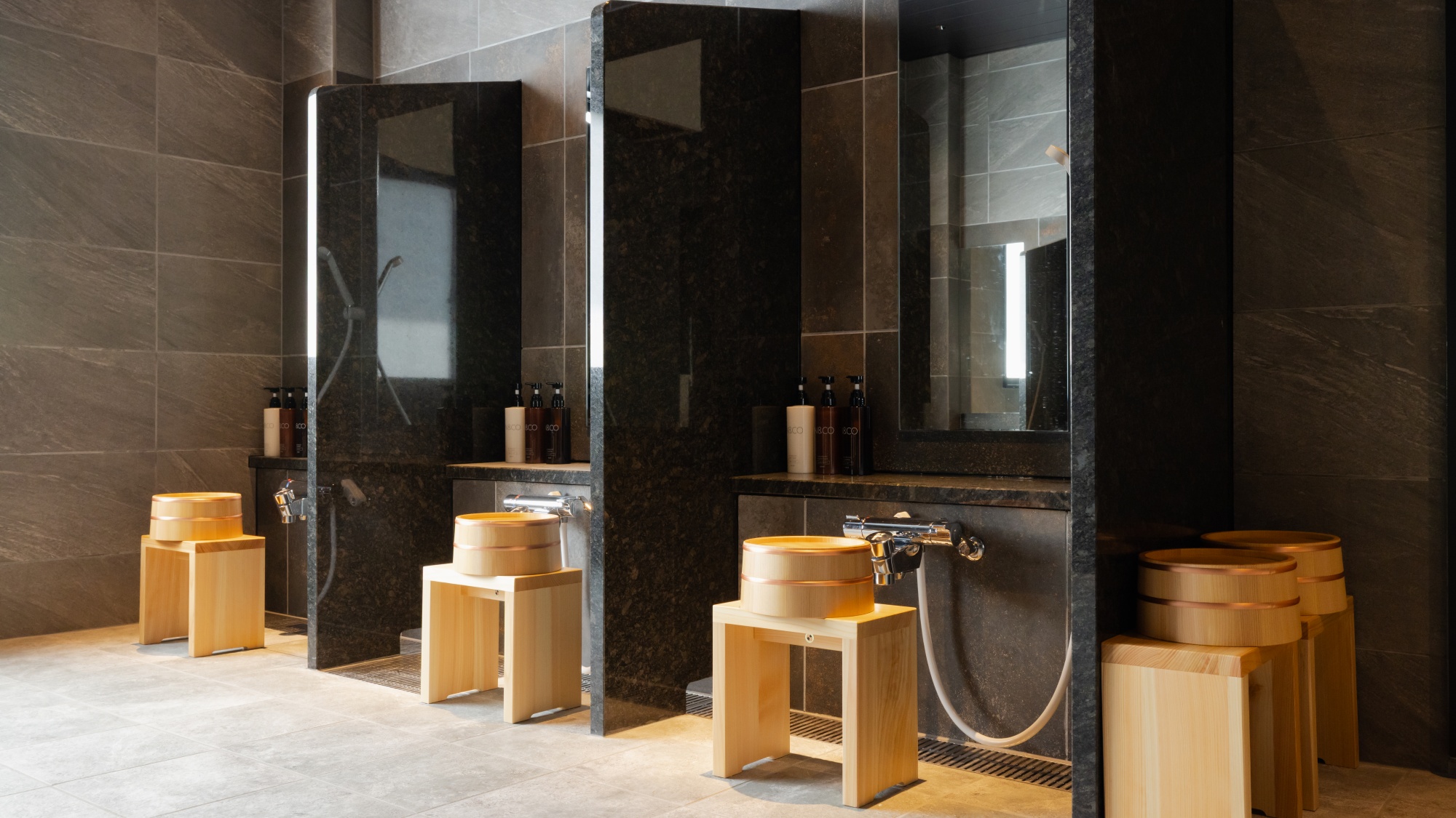 【温泉大浴場】洗い場には仕切りを設けております。