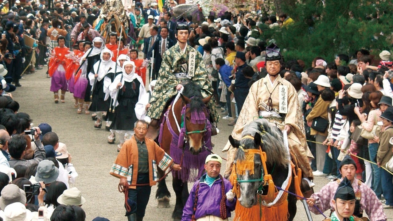 【周辺観光】「春の藤原まつり」約100人の武者行列が進む圧巻の光景。