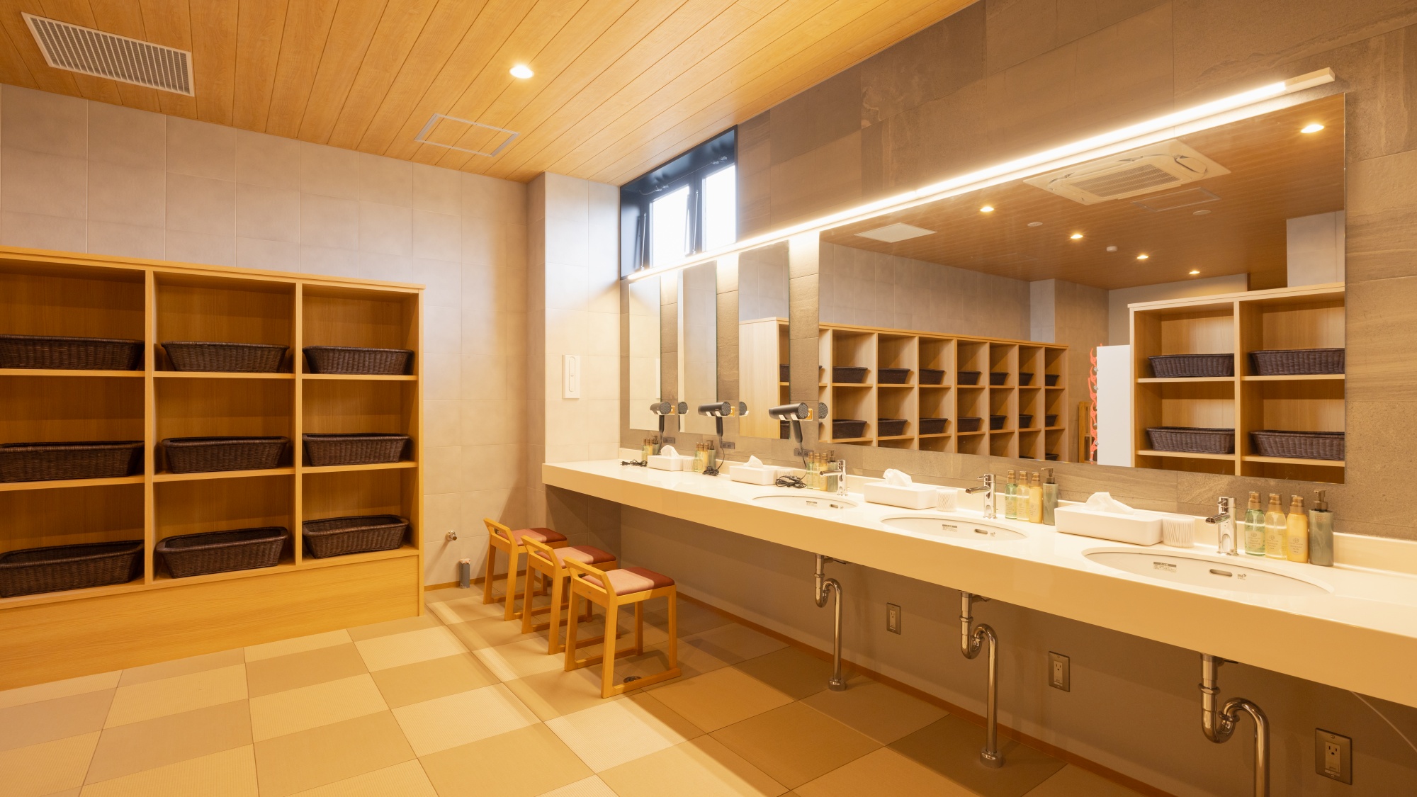 【温泉大浴場】手ぶらでもご利用いただけますよう、各種アメニティも備えております。