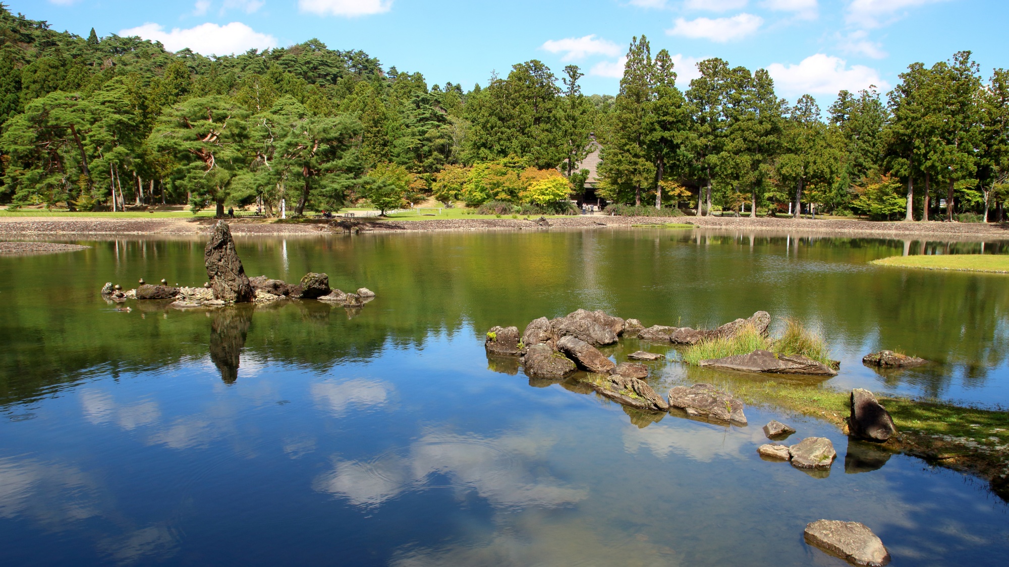 【周辺観光】「毛越寺」800有余年を経た現在も当時を変わらぬ美しさを見せています。