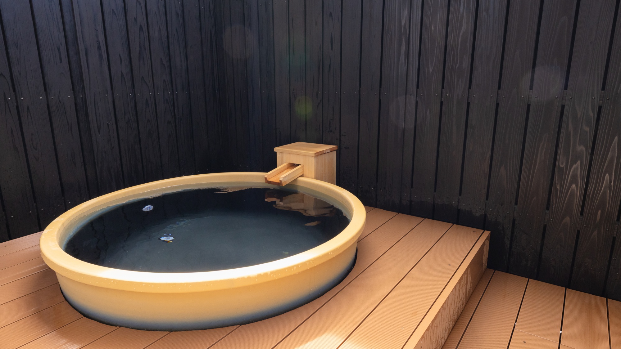 【貸切風呂「月」】心地よい風を感じる露天風呂。屋根もついておりますので雨や雪の日でも安心。