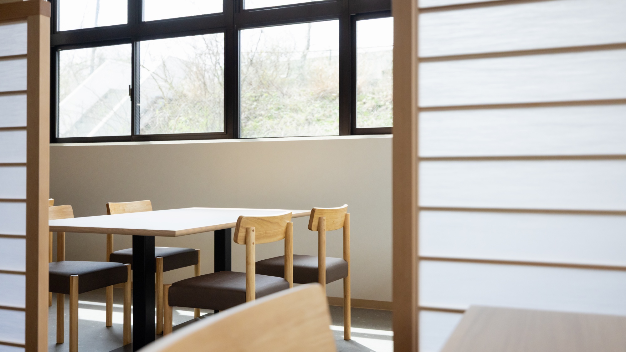 【ダイニング】落ち着きある開放的な会食場。岩手の食を存分にお楽しみくださいませ。