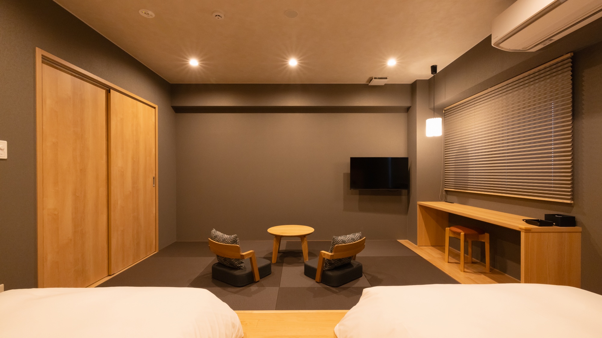 【モダンツイン】土地の木材を使用した温かみある空間で皆さまをお出迎え。