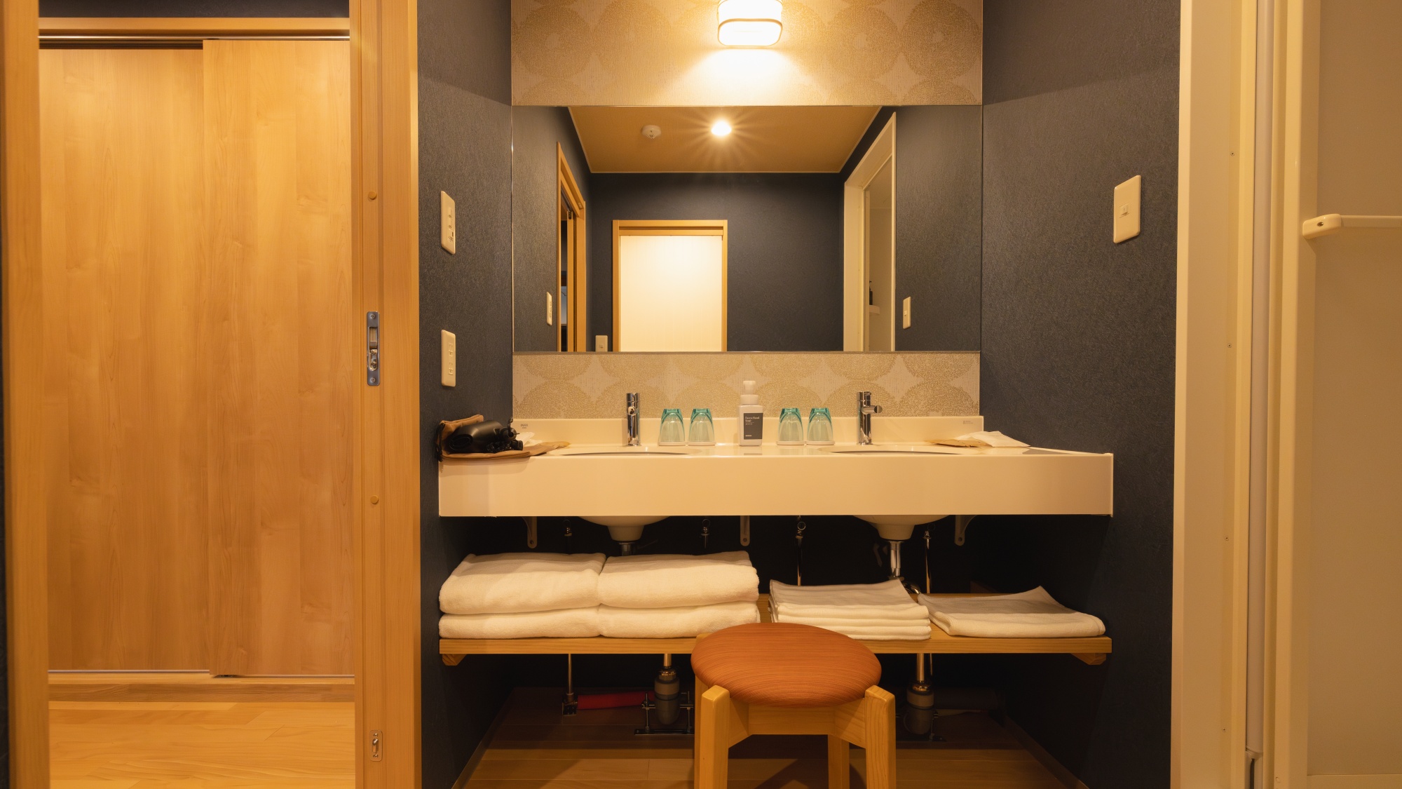 【バンクベッドルーム】洗面台は朝のお忙しい時間に嬉しいダブルベーシンを採用。