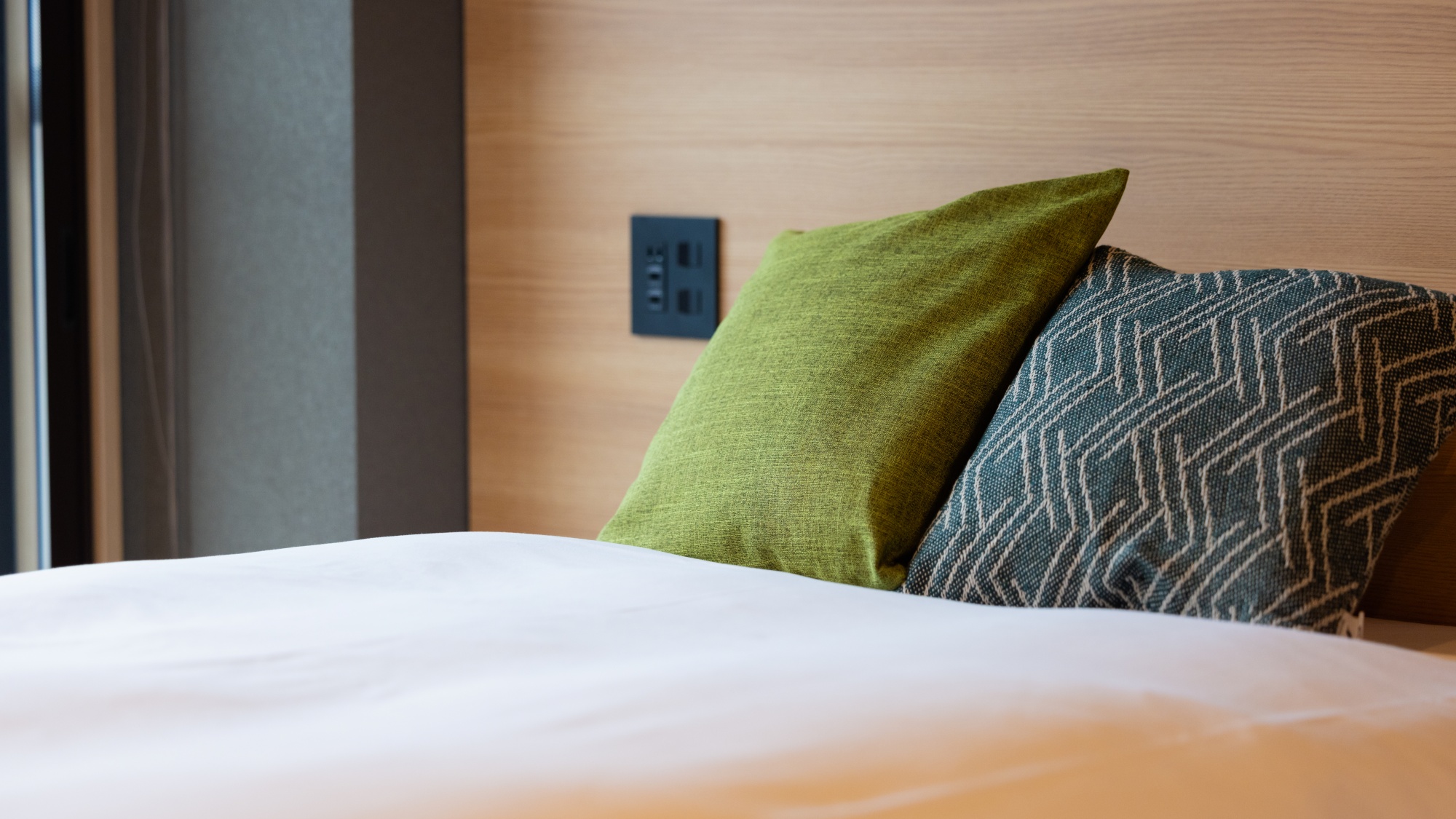 【モダンツイン】ベッドサイドにはUSB差込口も設置しております。