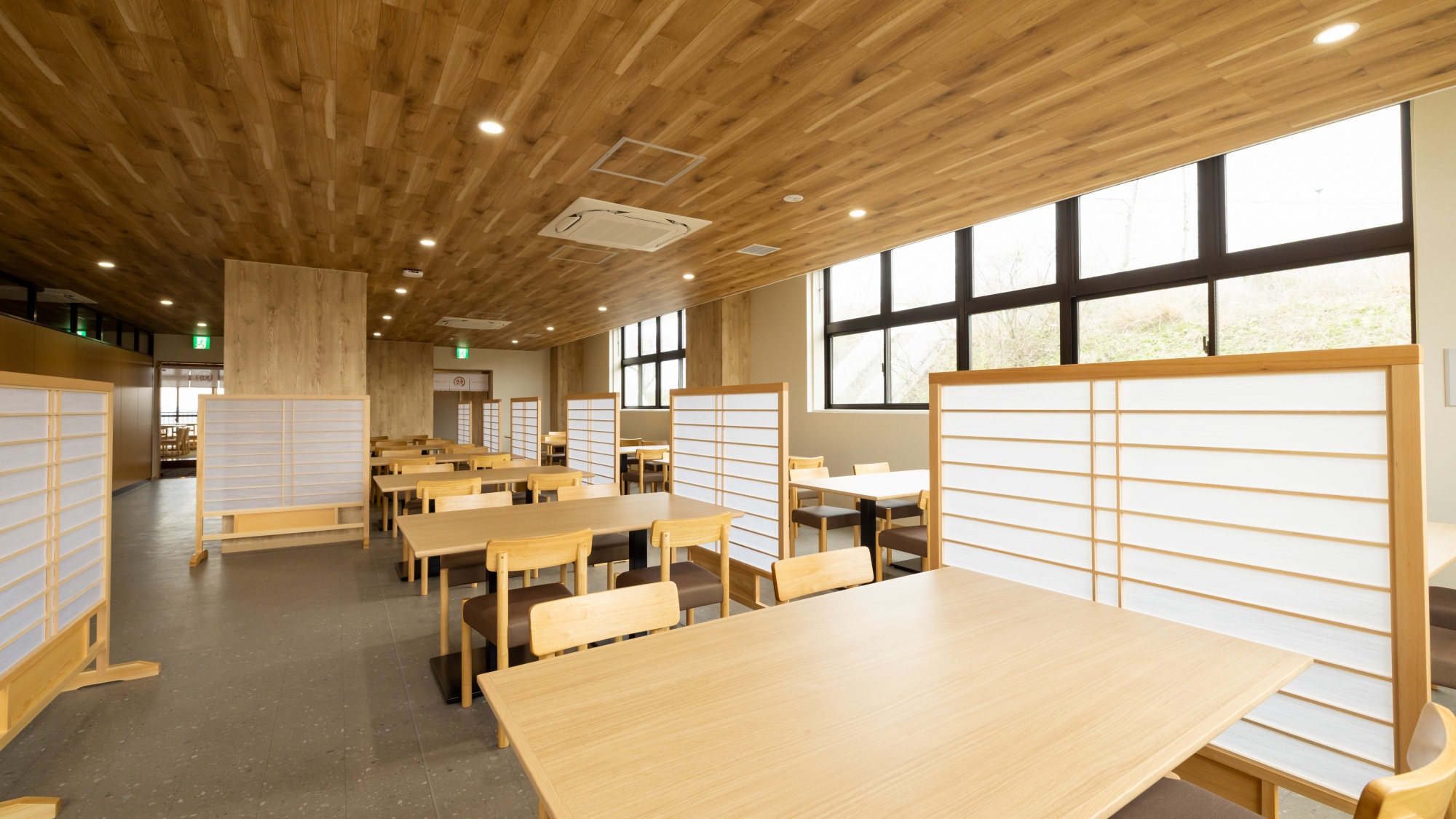 【ダイニング】落ち着きある開放的な会食場。岩手の食を存分にお楽しみくださいませ。