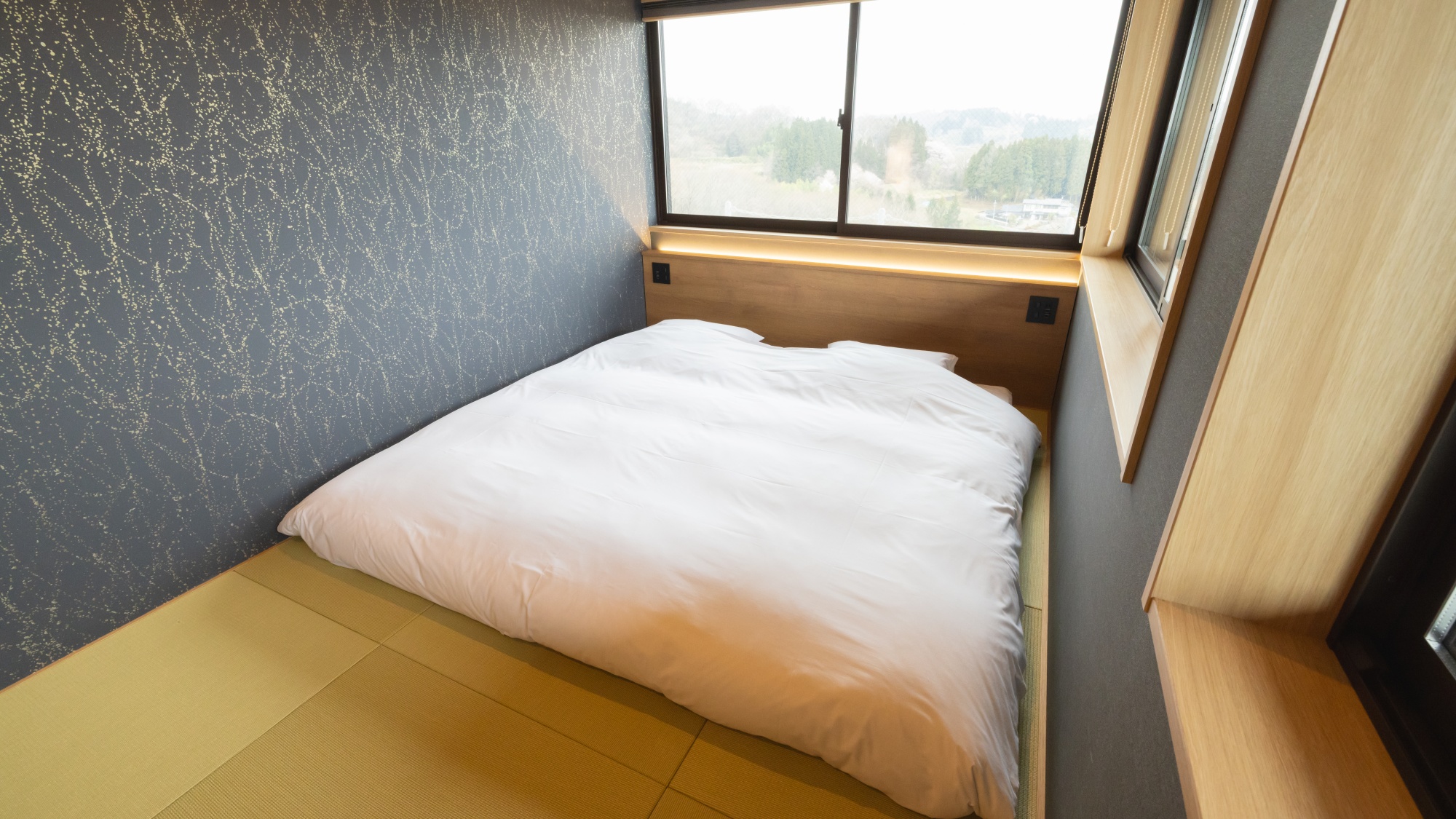 【スイートルーム】美しい街並みの眺望、心地よい日差しが差し込むベッドルーム。