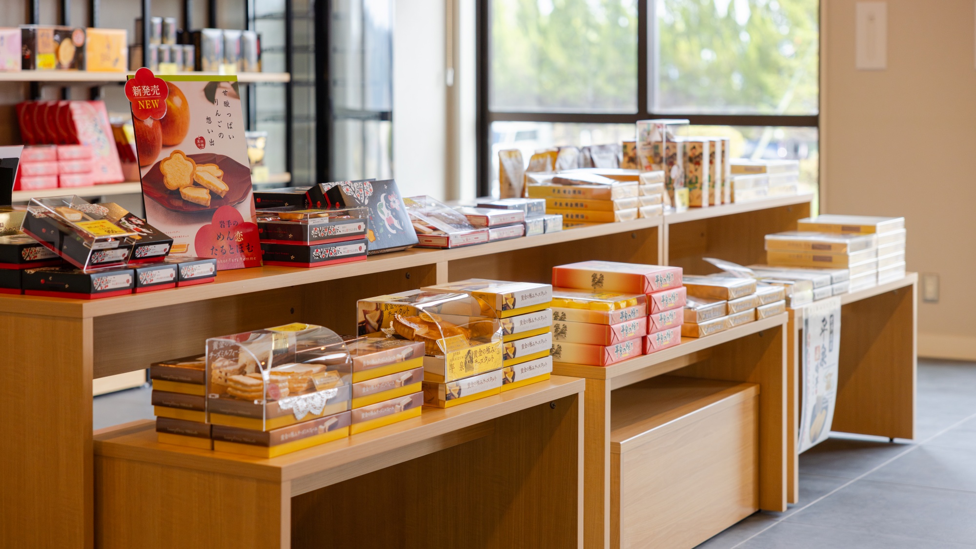 【売店】世界遺産・平泉をもとにしたお菓子や定番土産を取り揃えております。