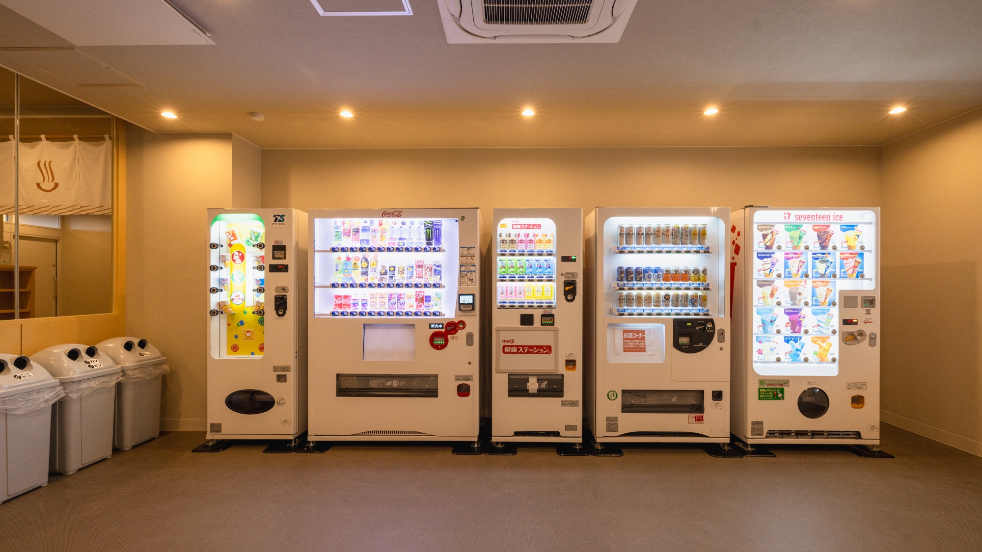 【自販機コーナー】ドリンクからフード、氷菓等など広く取り揃えております。