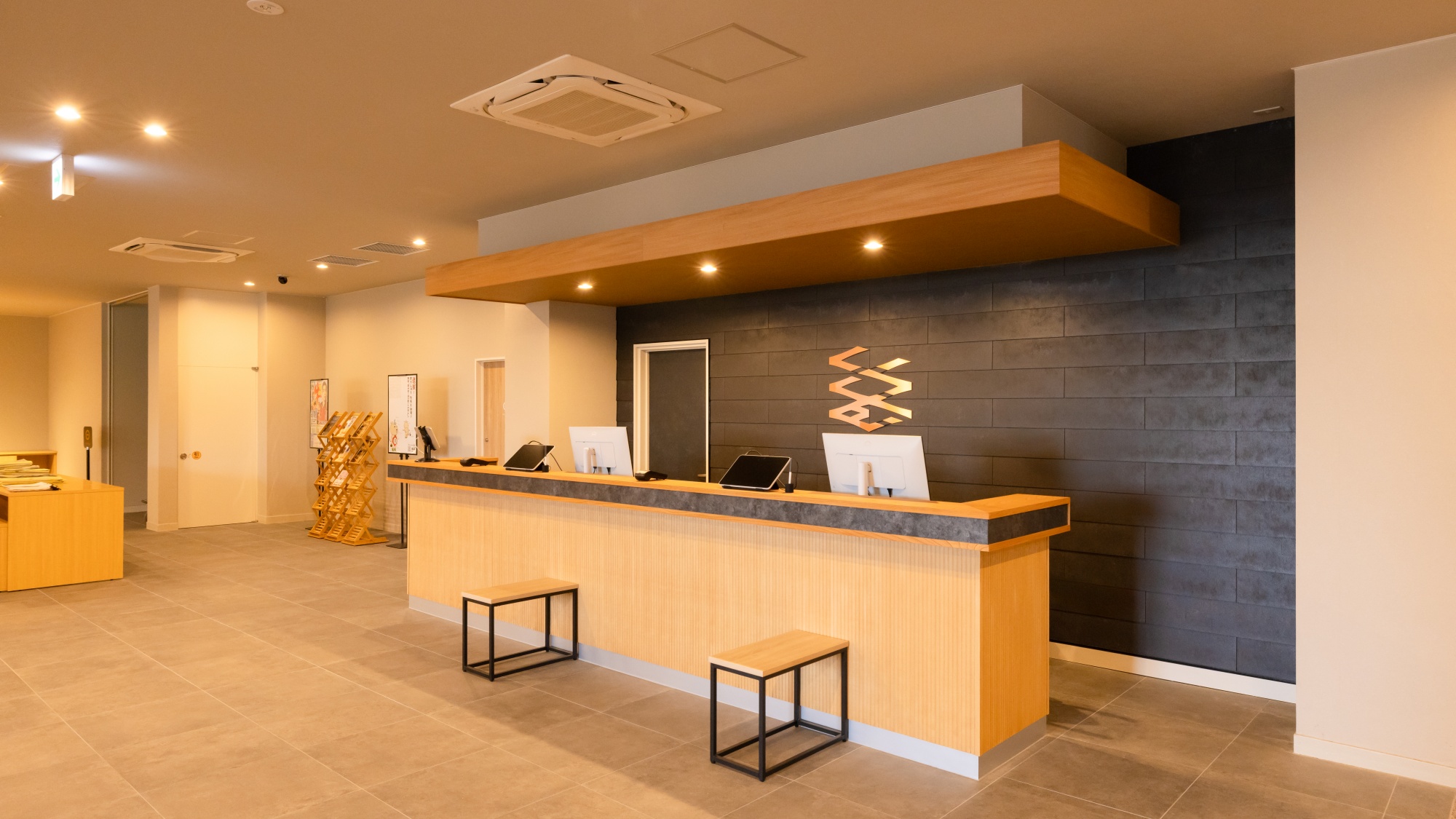 【フロント】お客様の滞在が快適なものになるように、笑顔でお出迎えいたします。