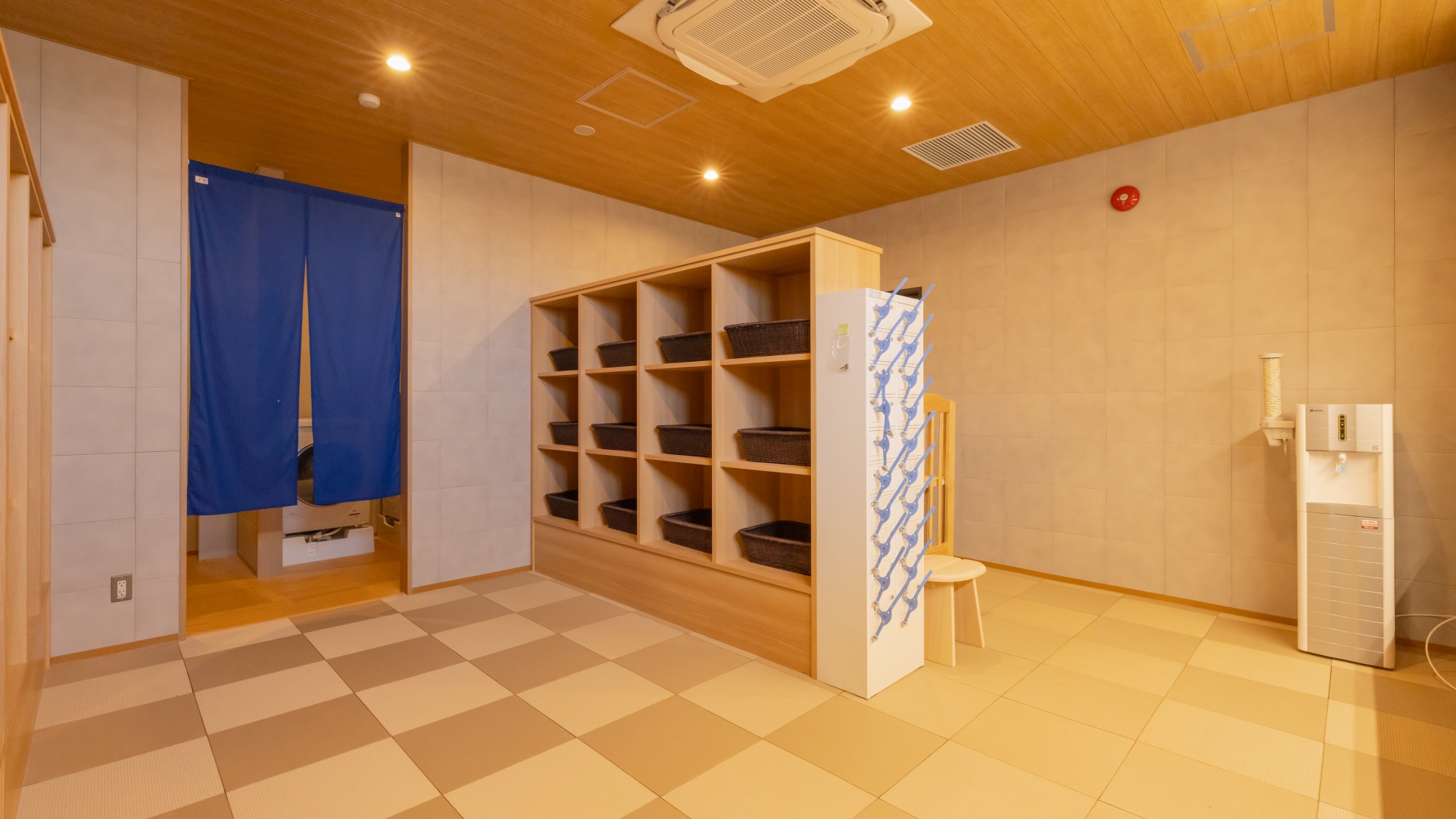 【温泉大浴場】ウォーターサーバーも設置しておりますので湯上りにご利用ください。