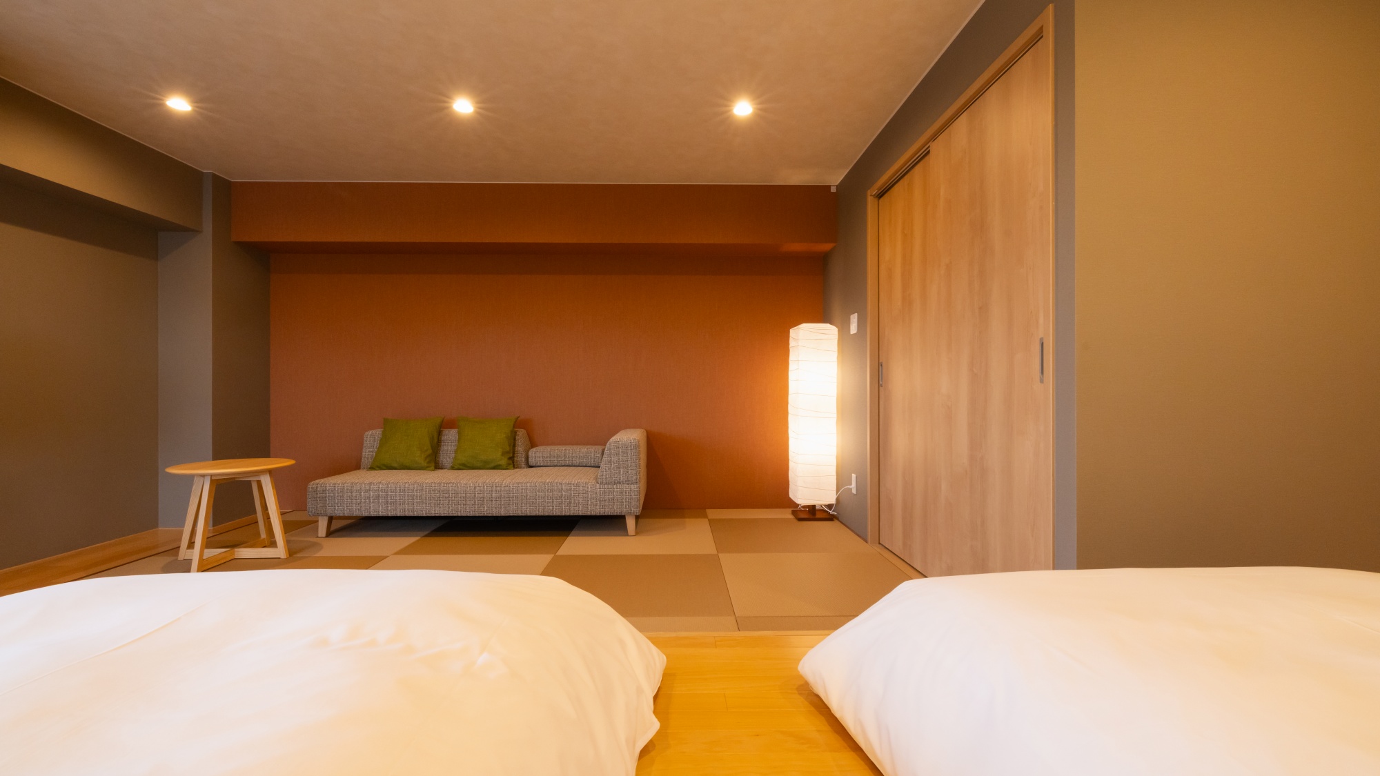 【スーペリアツイン】グループ利用にも嬉しい、展望風呂を備えた和洋室。