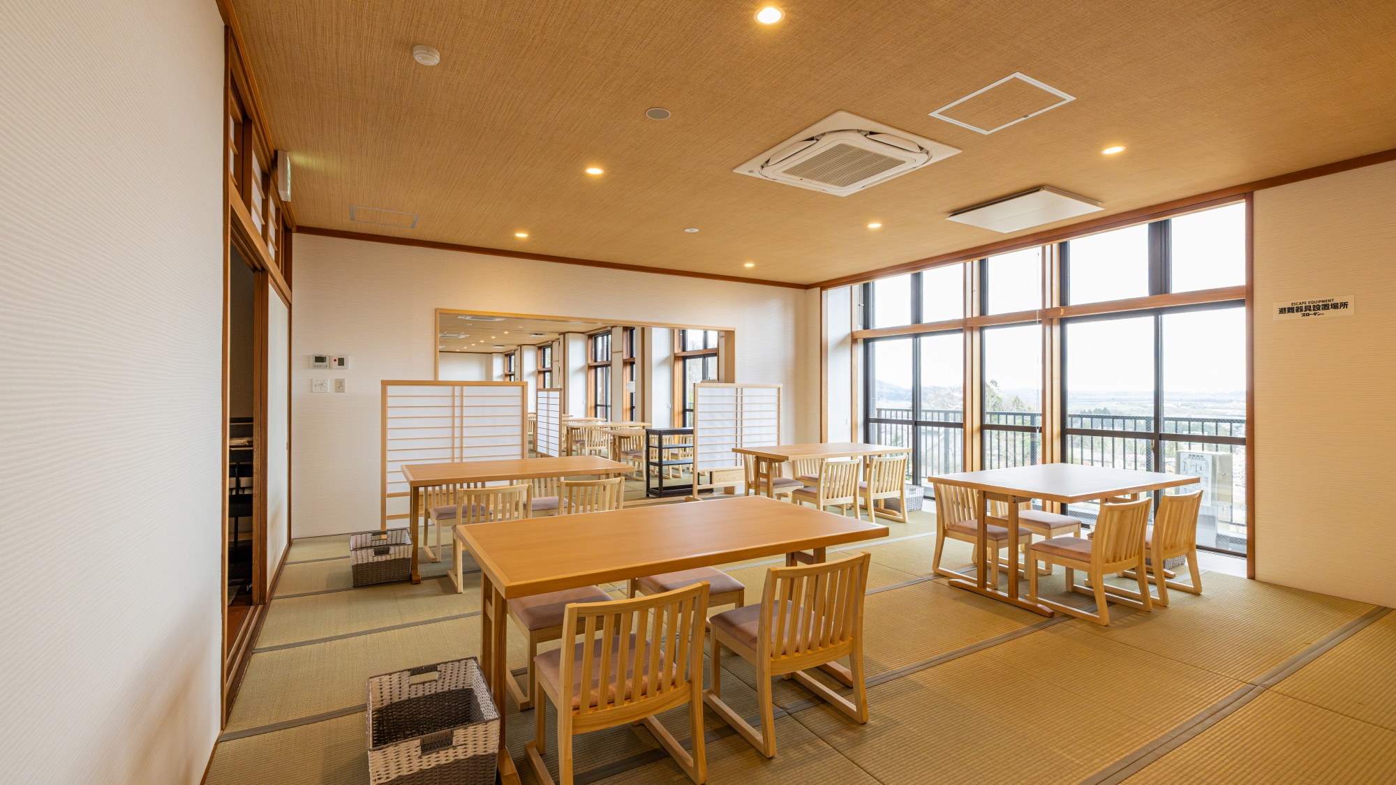 【ダイニング】お食事をより楽しんでいただけるように畳敷きの会食場もございます。