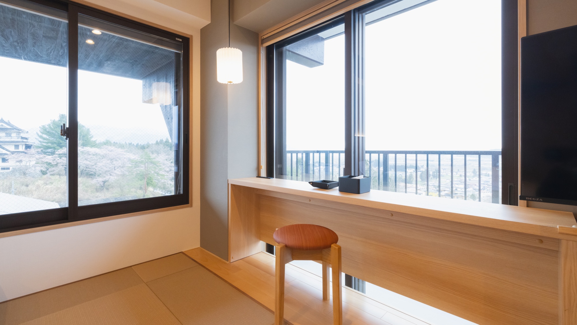 【スーペリアツイン】平泉町と四季のうつろいを望む明るい雰囲気の和洋室。