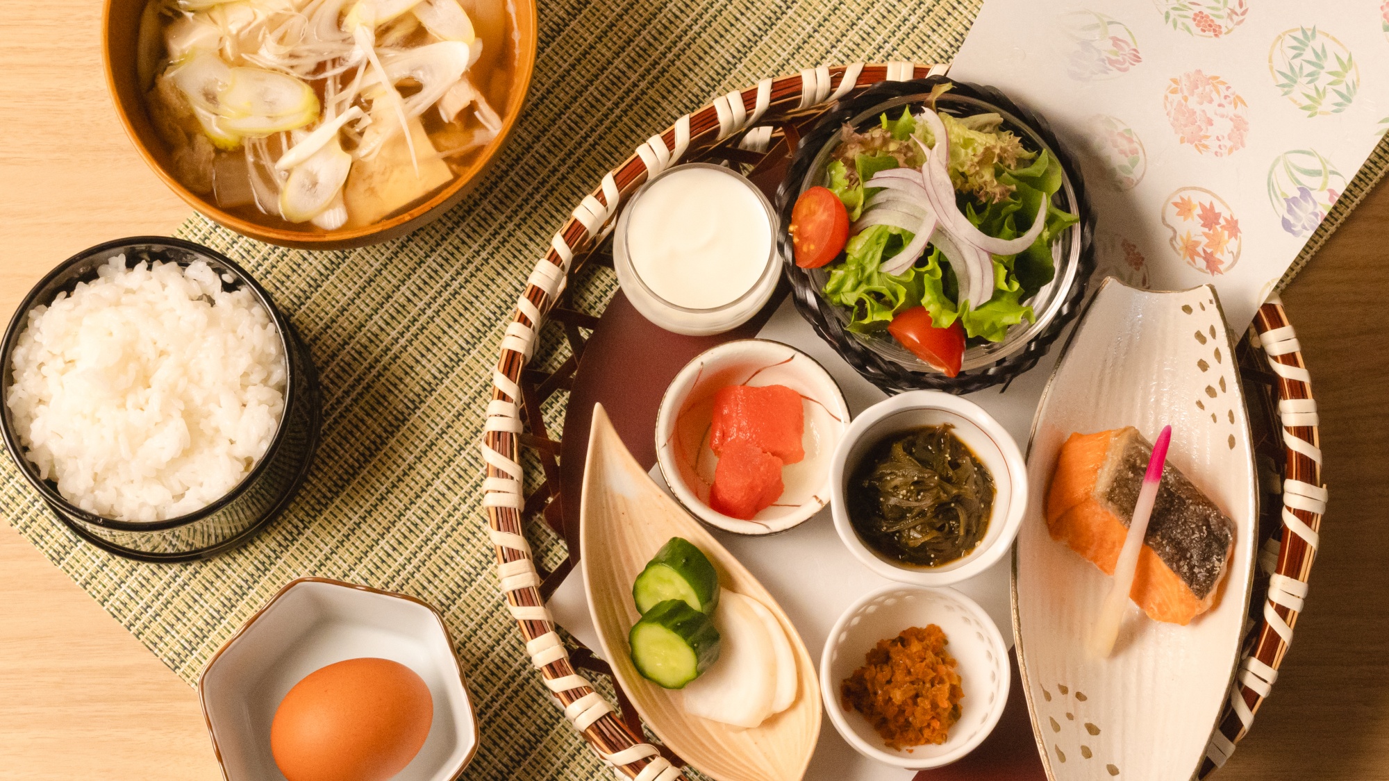 【ご朝食】地元農場さんの生みたて卵や無農薬野菜、岩手の美味を詰め込みました。※画像はイメージです。