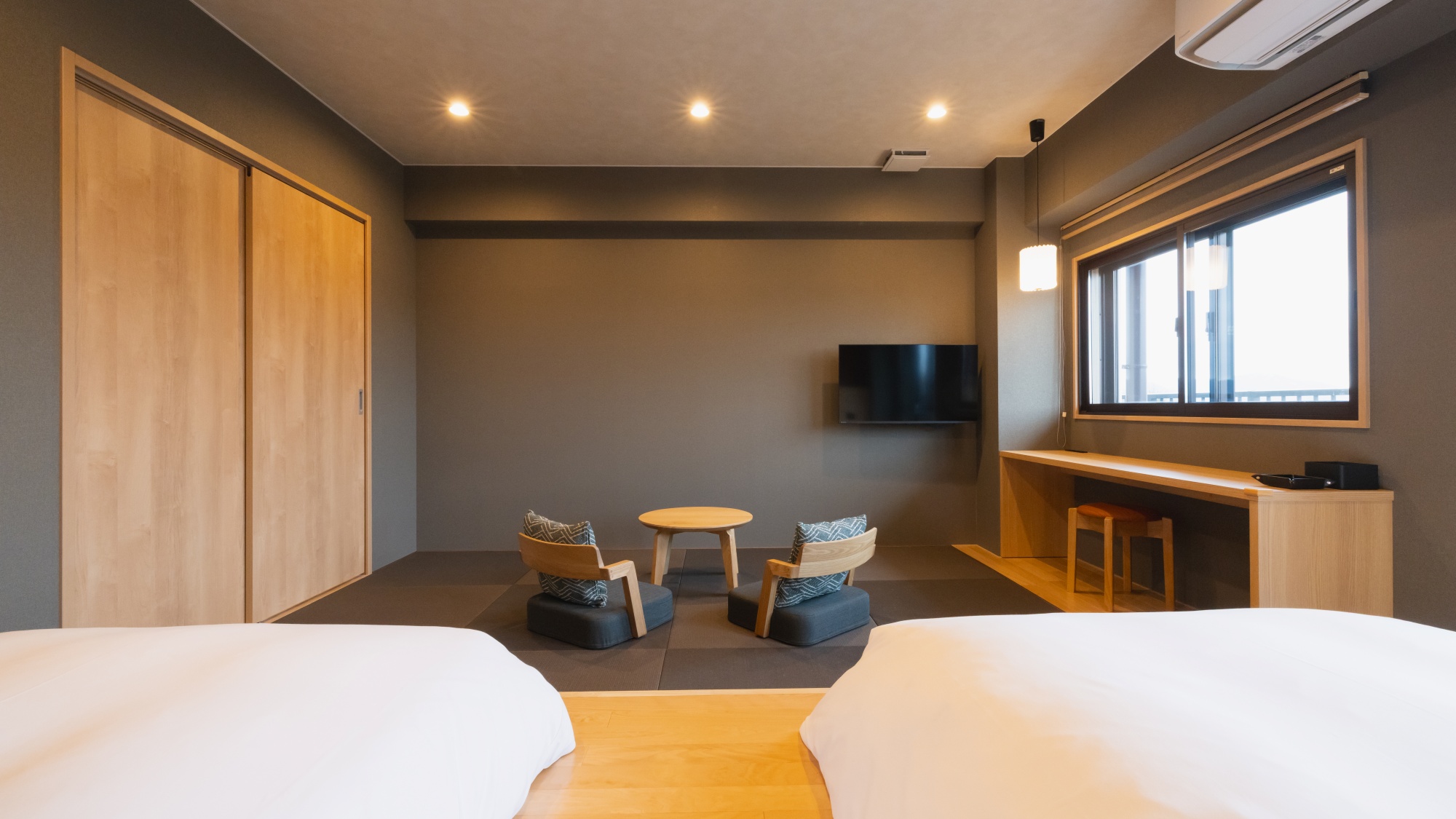 【モダンツイン】土地の木材を使用した温かみある空間で皆さまをお出迎え。