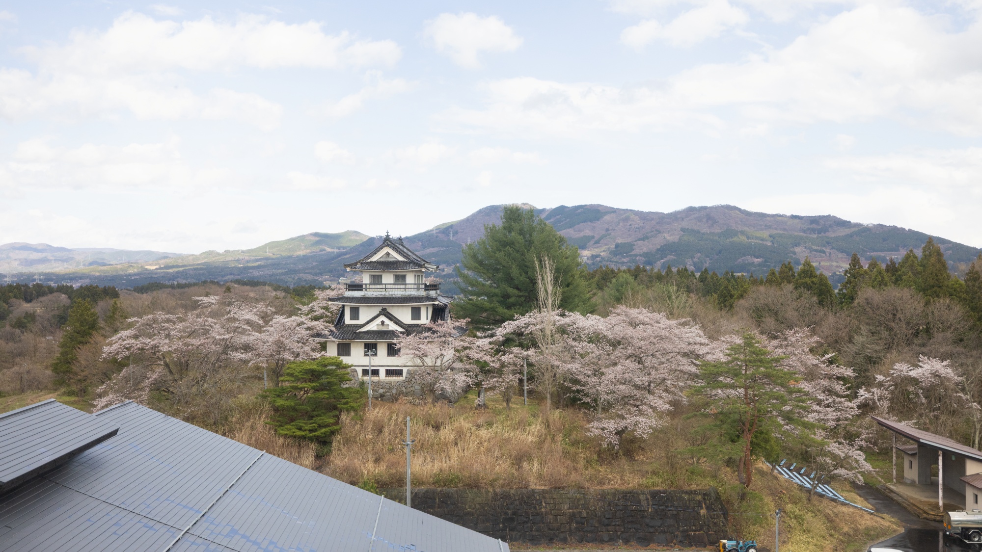 【眺望一例】春には衣川城と桜、平泉町の美しい風景を望めます。