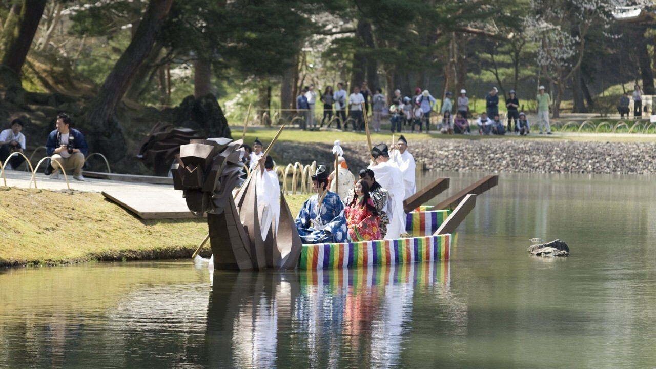 【周辺観光】「春の藤原まつり」藤原氏の栄華と優雅な雅を伝える「龍頭鷁首（りゅうとうげきす）船。
