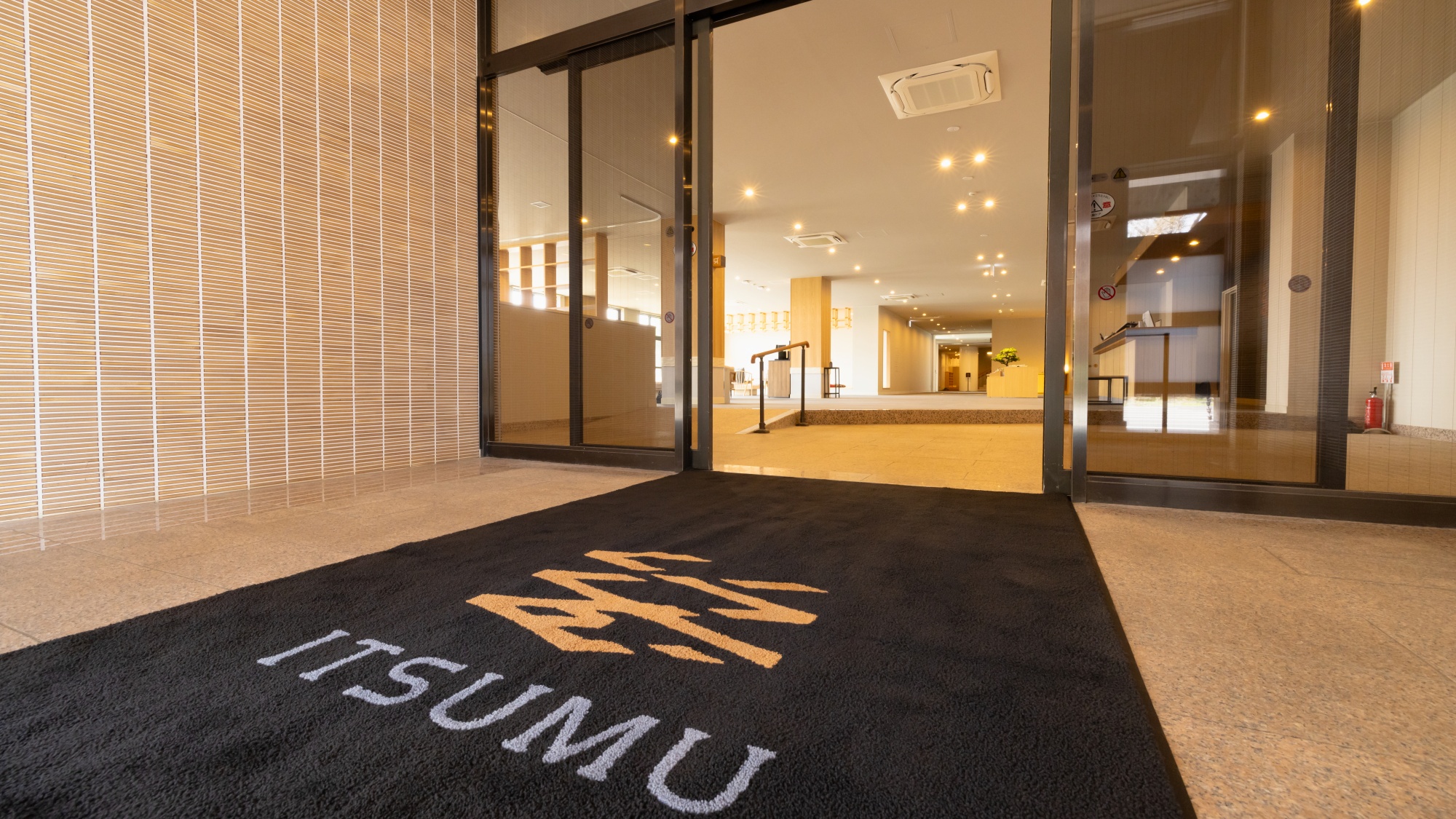 【エントランス】「人」「文化」「歴史」それぞれ土地に根差したおもてなしでお出迎えいたします。