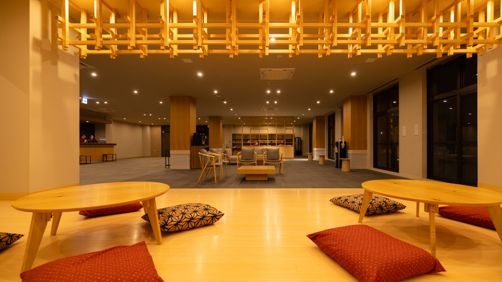 【ロビーラウンジ】岩手の木材を使用したホールスペース。足を伸ばしておくつろぎいただけます。