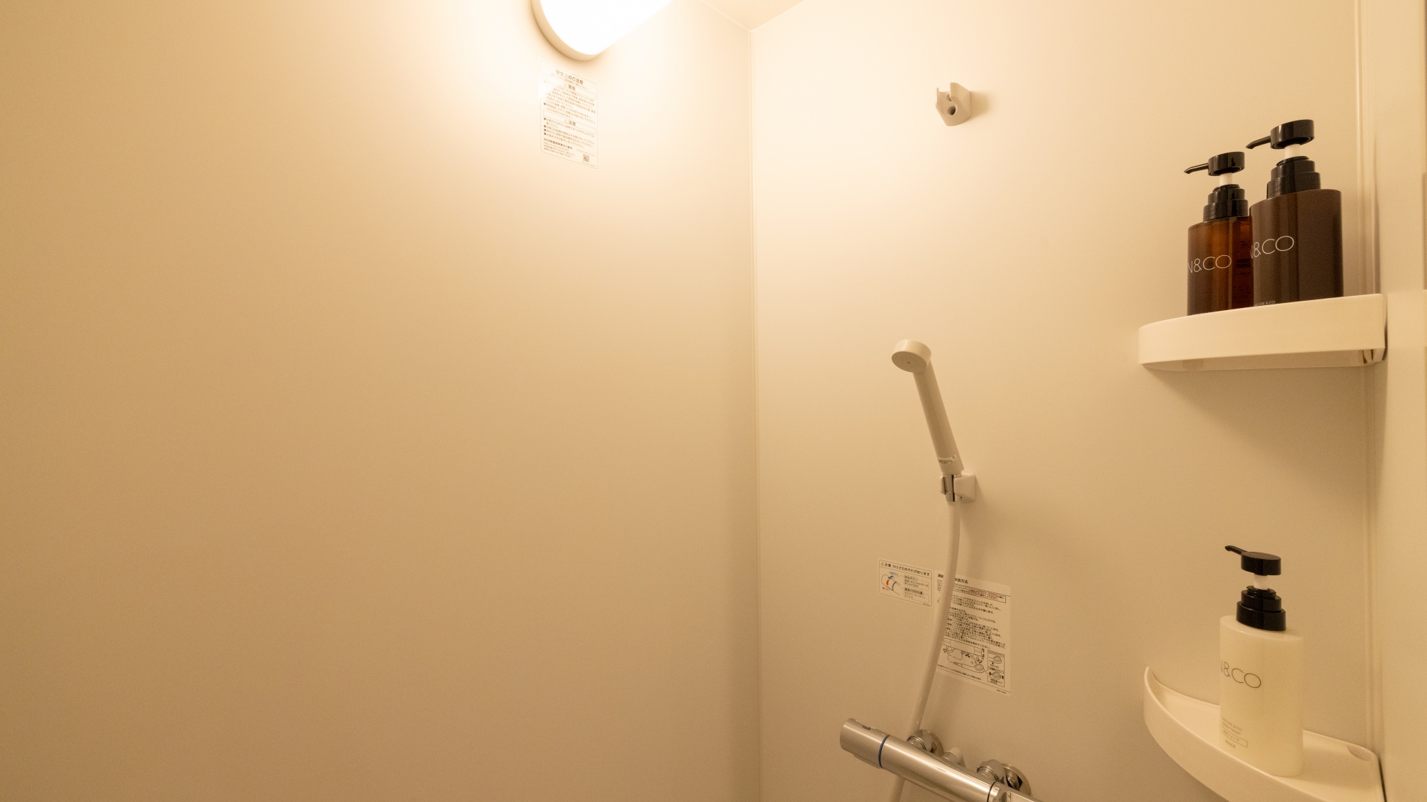 【客室一例】手軽にご利用いただけるハンドシャワールーム。