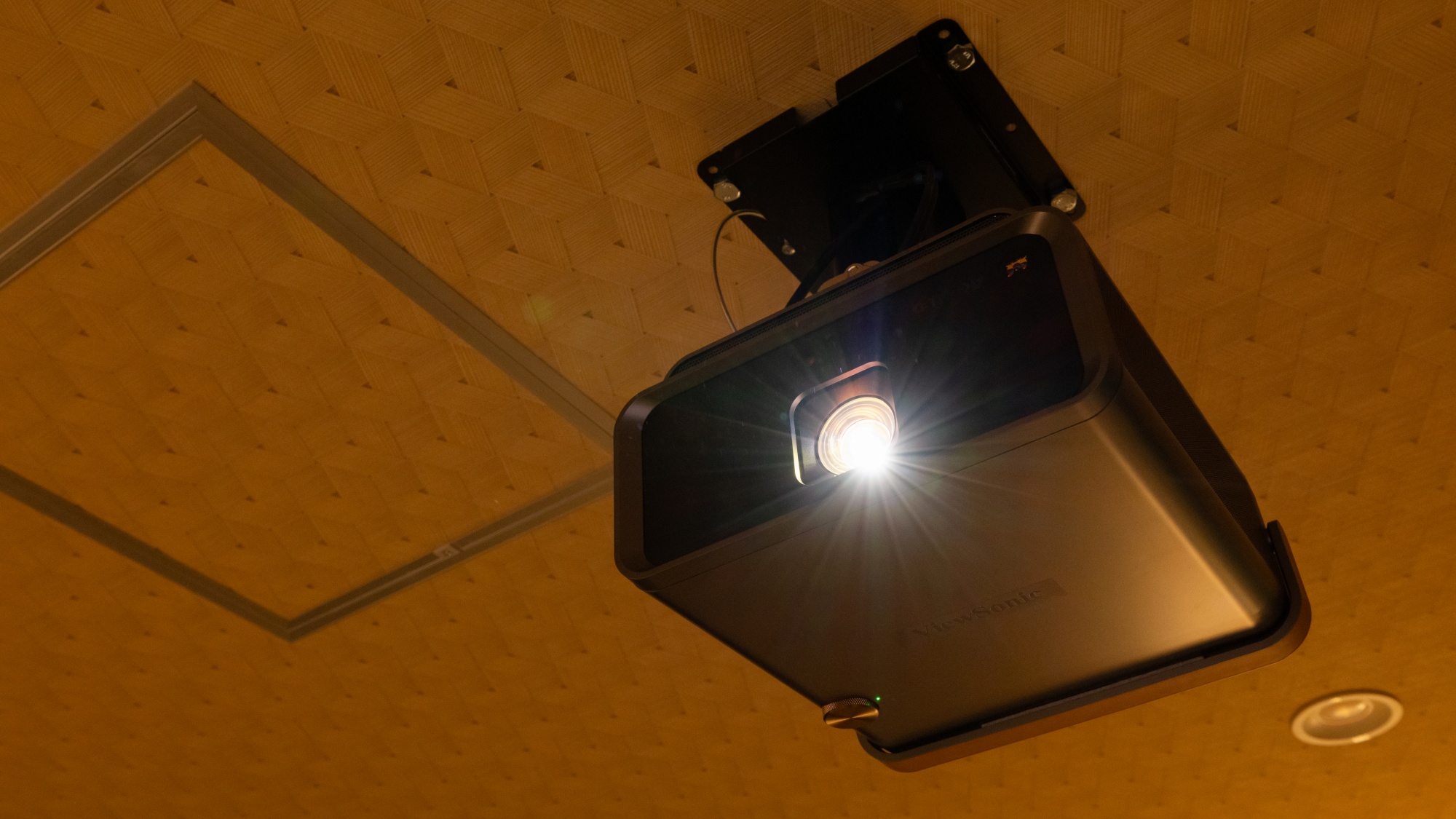 【バンクベッドルーム】米国老舗ビジュアルディスプレイメーカーview sonic社製プロジェクター。