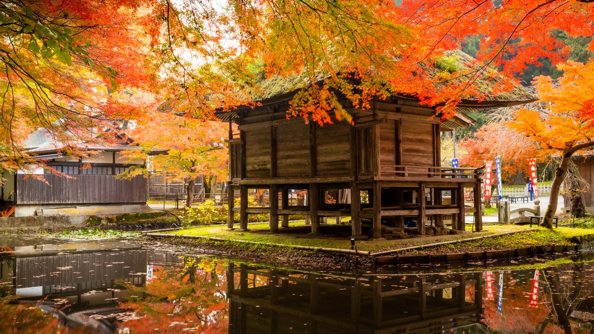 【周辺観光】「中尊寺 弁財天堂」池に囲まれたお堂は、紅葉時期は更に美しい姿を見せます。