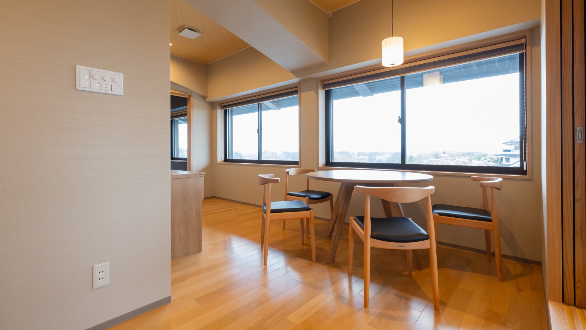 【スイートルーム】当館最上級、平泉町を望む大窓を備えた開放感ある最上階客室。