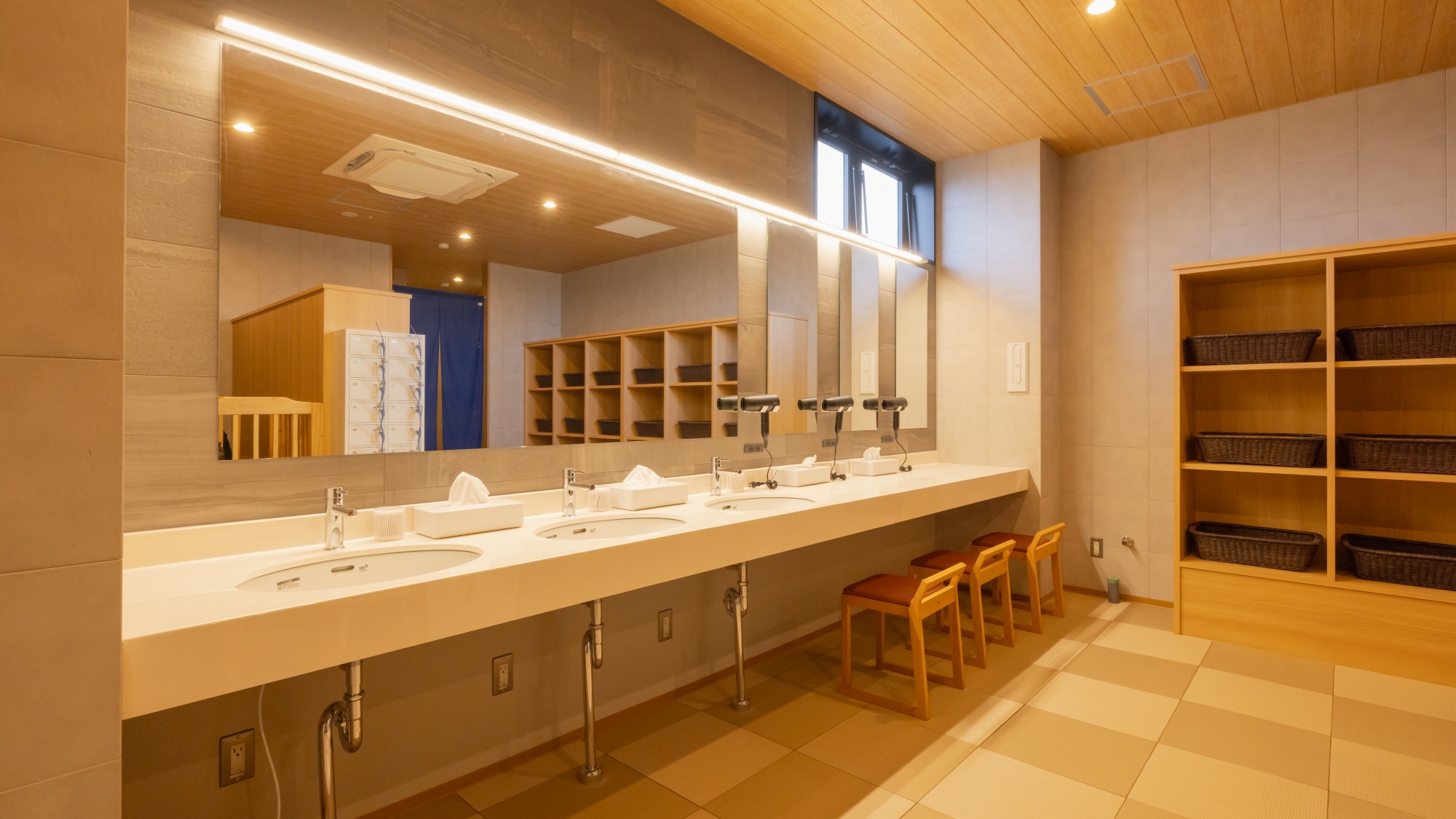 【温泉大浴場】広々とした脱衣所は清潔感あふれる明るい空間。