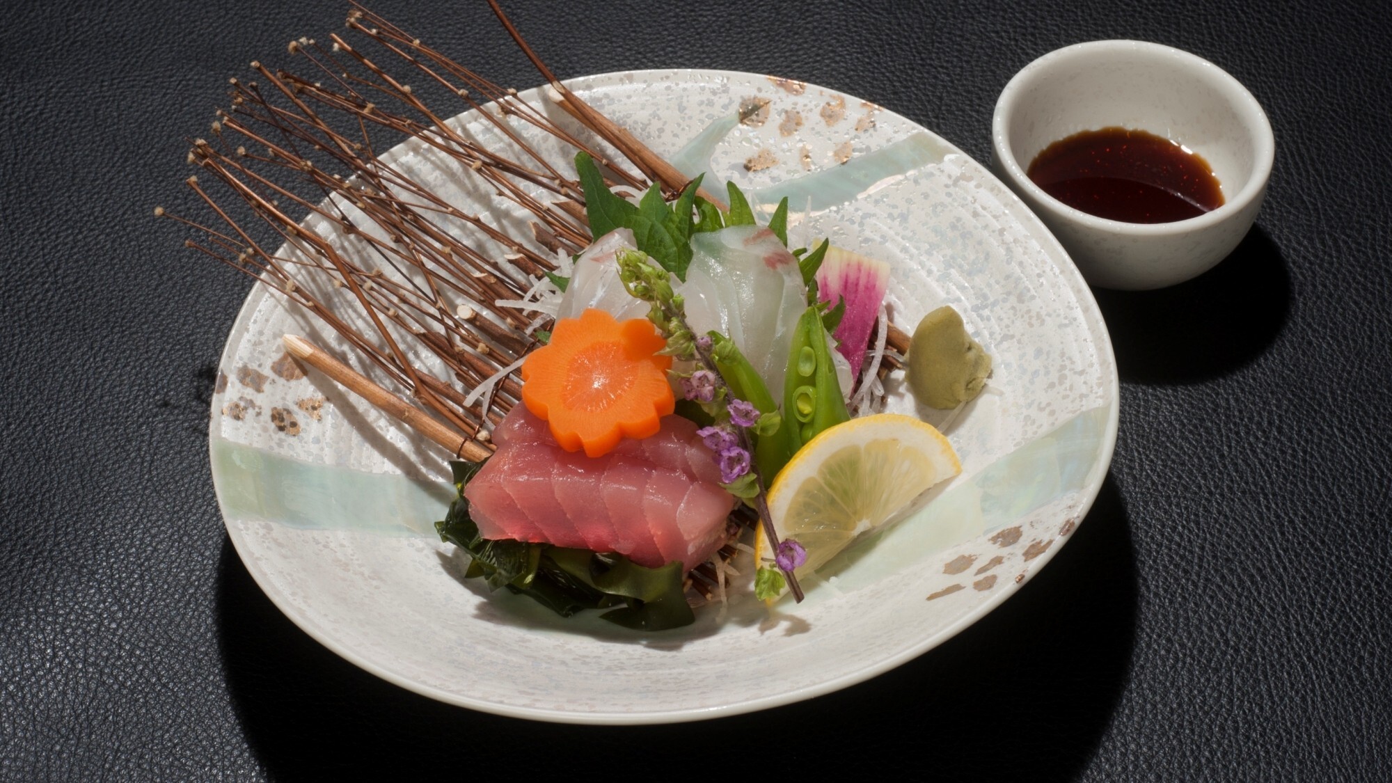 【ご夕食】旬の魚を丁寧に盛り付けた旬のお造り。※イメージ