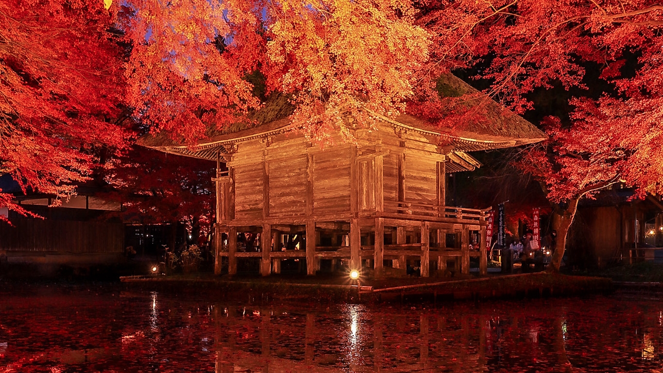 【周辺観光】「中尊寺 弁財天堂」紅葉が周囲を囲む池に映り込んだ風景は、えも言われぬ美しさです。